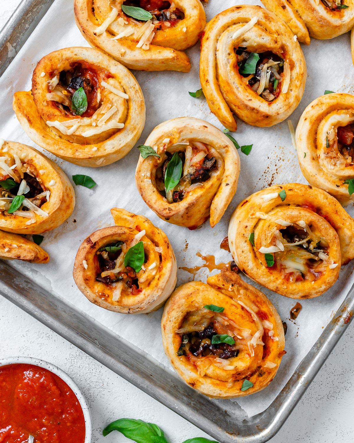 Vegane Pizzaröllchen 17 several completed vegan pizza rolls on a baking dish