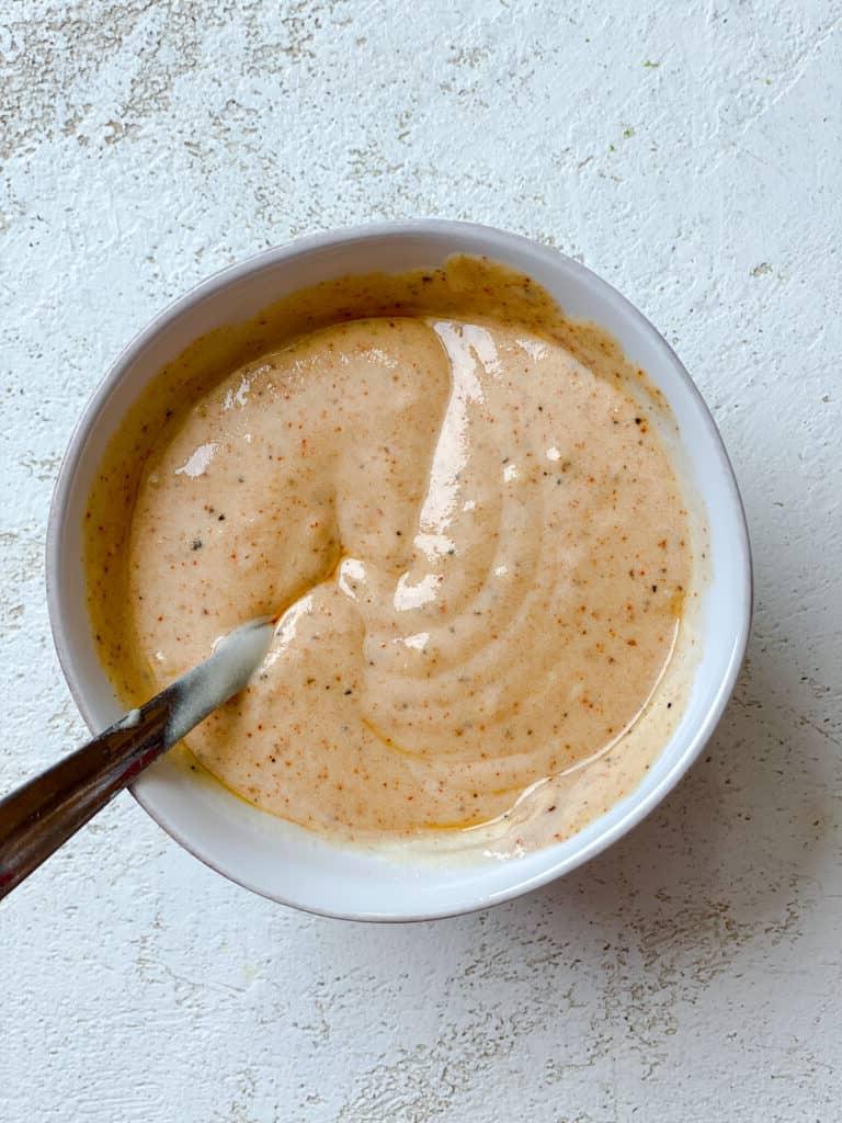 Gesunder Gerösteter Kartoffelsalat 18 Prozessaufnahme: Zutaten für die Aioli werden weiter vermischt, um eine cremige Konsistenz zu erhalten