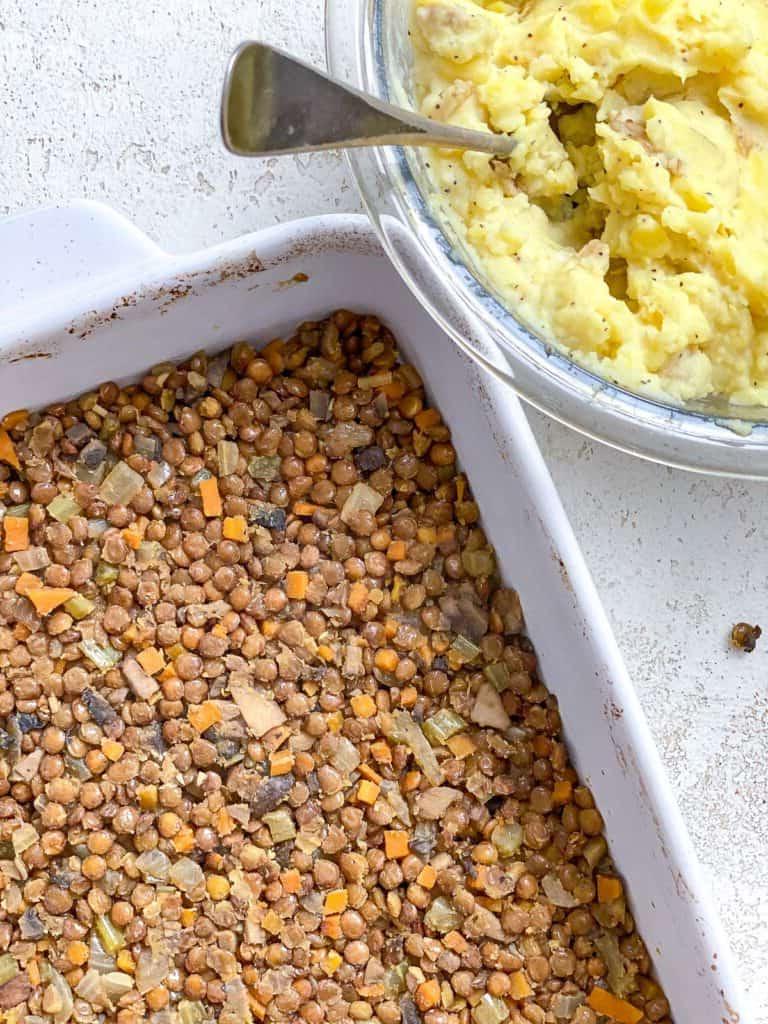 Veganer Linsen-Hirtenkuchen 18 Vorbereitete Linsenfüllung in der Pfanne