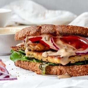 Tempeh-Sandwich 18 Fertiges Tempeh Sandwich auf weißer Oberfläche
