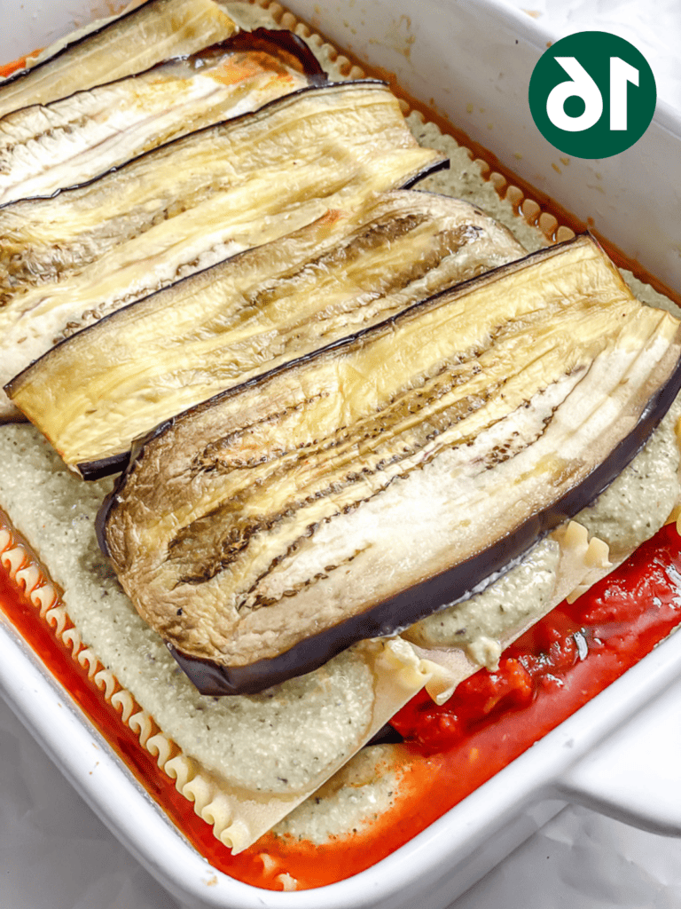 Vegane Auberginenlasagne 19 Zubereitungsschritt: Aubergine zur Backform hinzugefügt