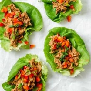 Jackfrucht-Salatwickel 19 Mehrere fertige Jackfrucht-Salat-Wraps auf einer weißen Fläche