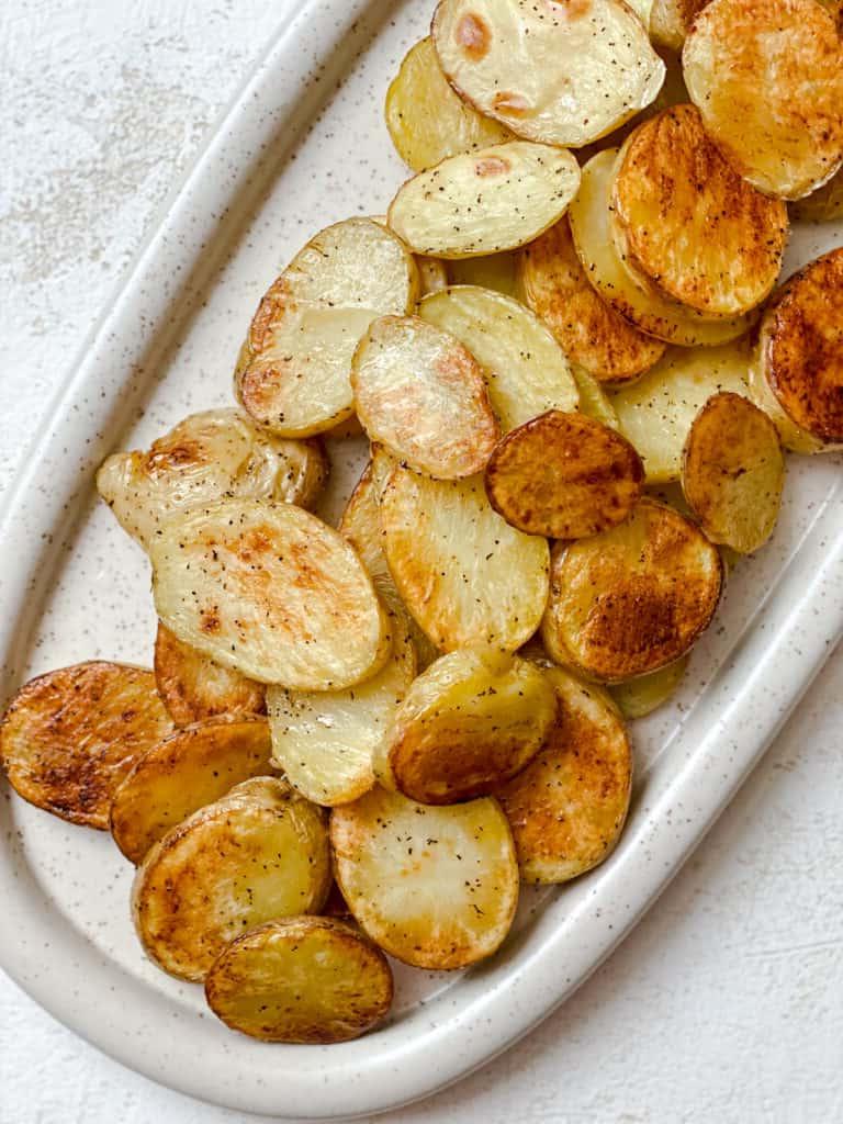 Gesunder Gerösteter Kartoffelsalat 19 Fertig geröstete Kartoffeln auf einem Backblech, goldbraun und zart