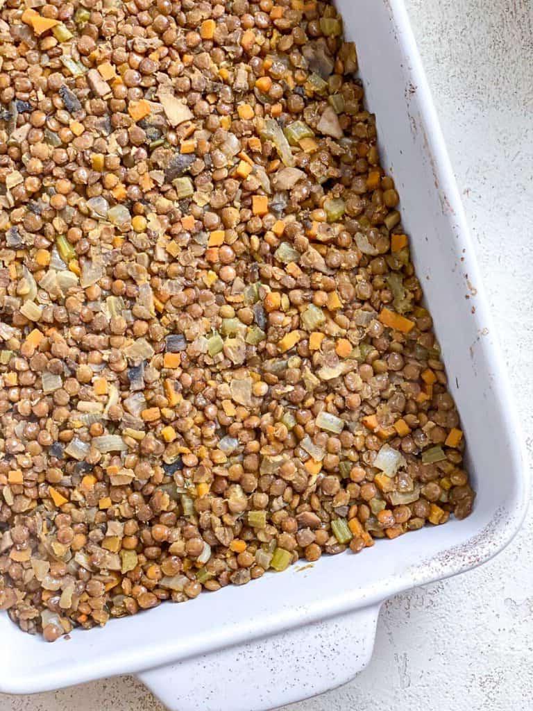 Veganer Linsen-Hirtenkuchen 19 Linsen-Gemüse-Mischung in einer ofenfesten Auflaufform