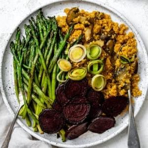 Gesunde Quinoa Gemüse-Bowl 19 Fertige gesunde Quinoa-Gemüse-Bowl angerichtet