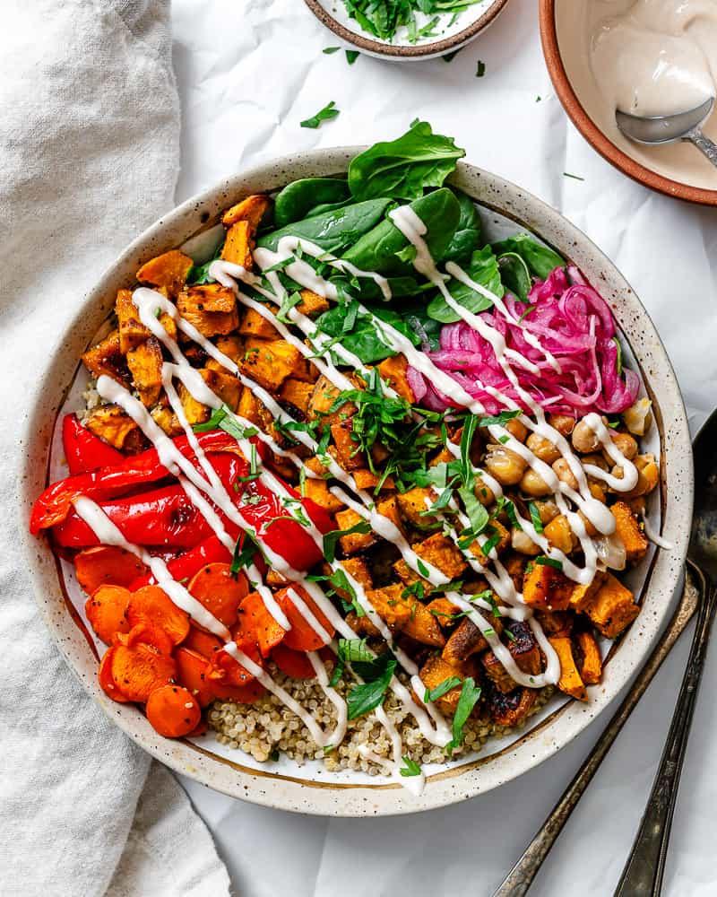 Fertig gestellte Süßkartoffel-Quinoa-Bowl in einer Schüssel