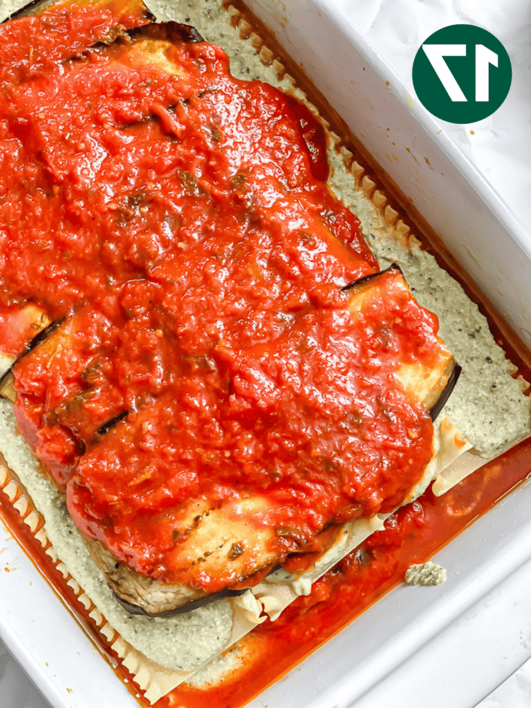 Vegane Auberginenlasagne 20 Zubereitungsschritt: Tomatensauce zur Backform hinzugefügt