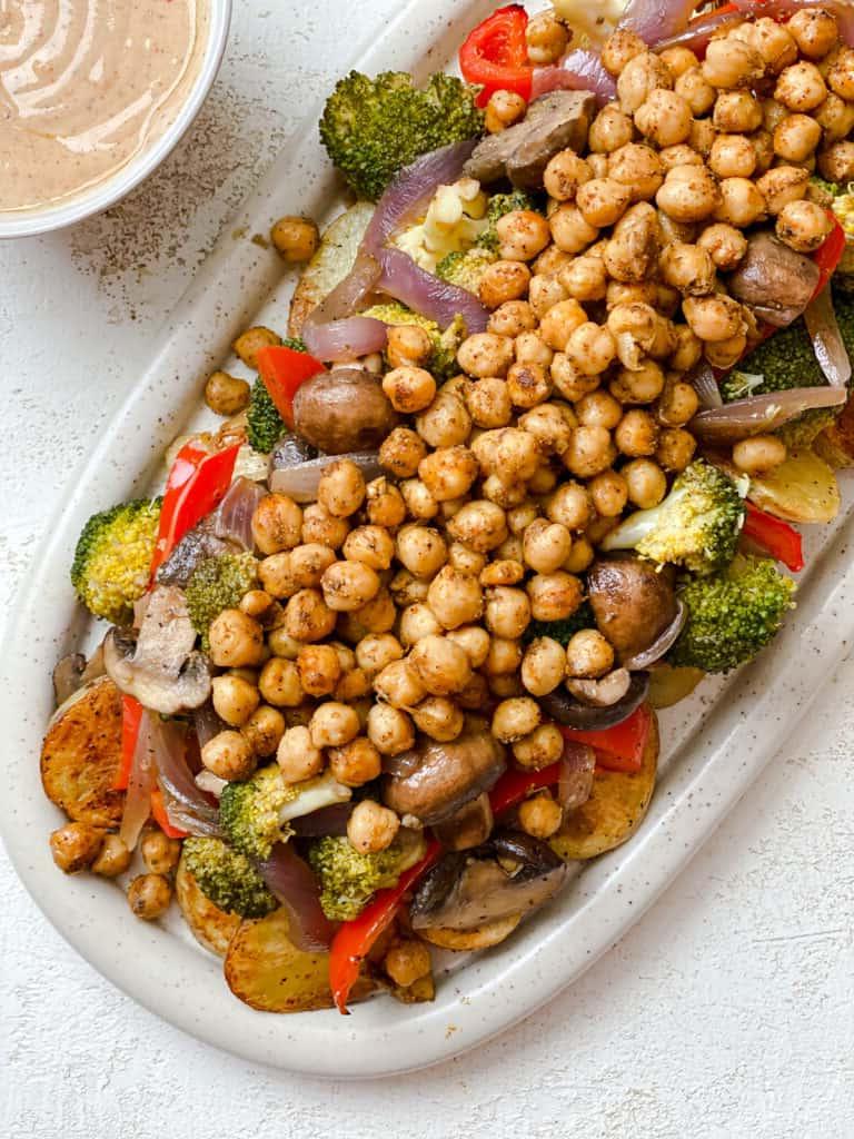 Gesunder Gerösteter Kartoffelsalat 20 Prozessaufnahme: Alle zubereiteten Zutaten werden in eine große Schüssel gegeben, bereit zum Vermischen