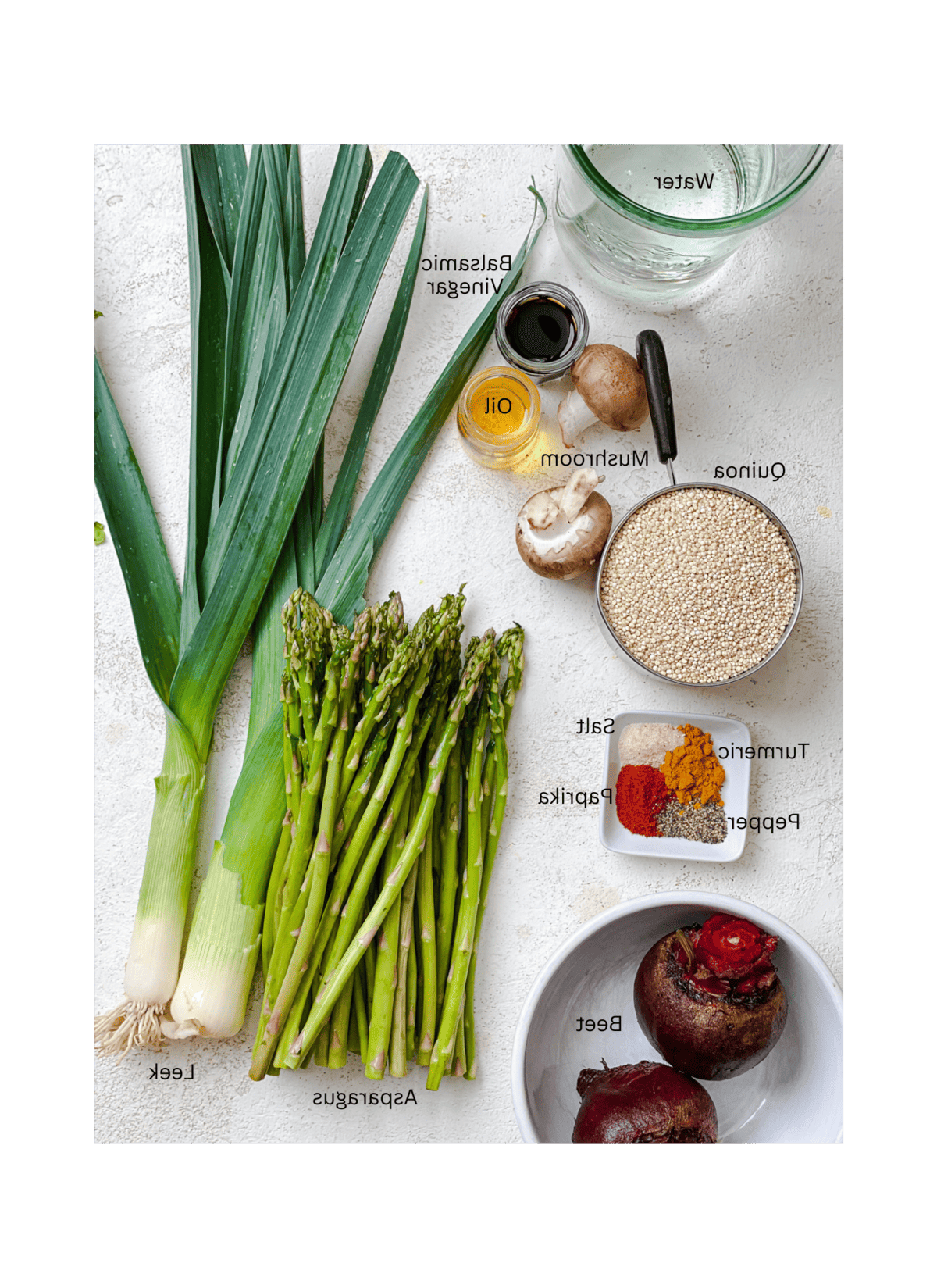 Gesunde Quinoa Gemüse-Bowl 3 Zutaten für die Gesunde Quinoa-Gemüse-Bowl, abgemessen auf einer weißen Oberfläche