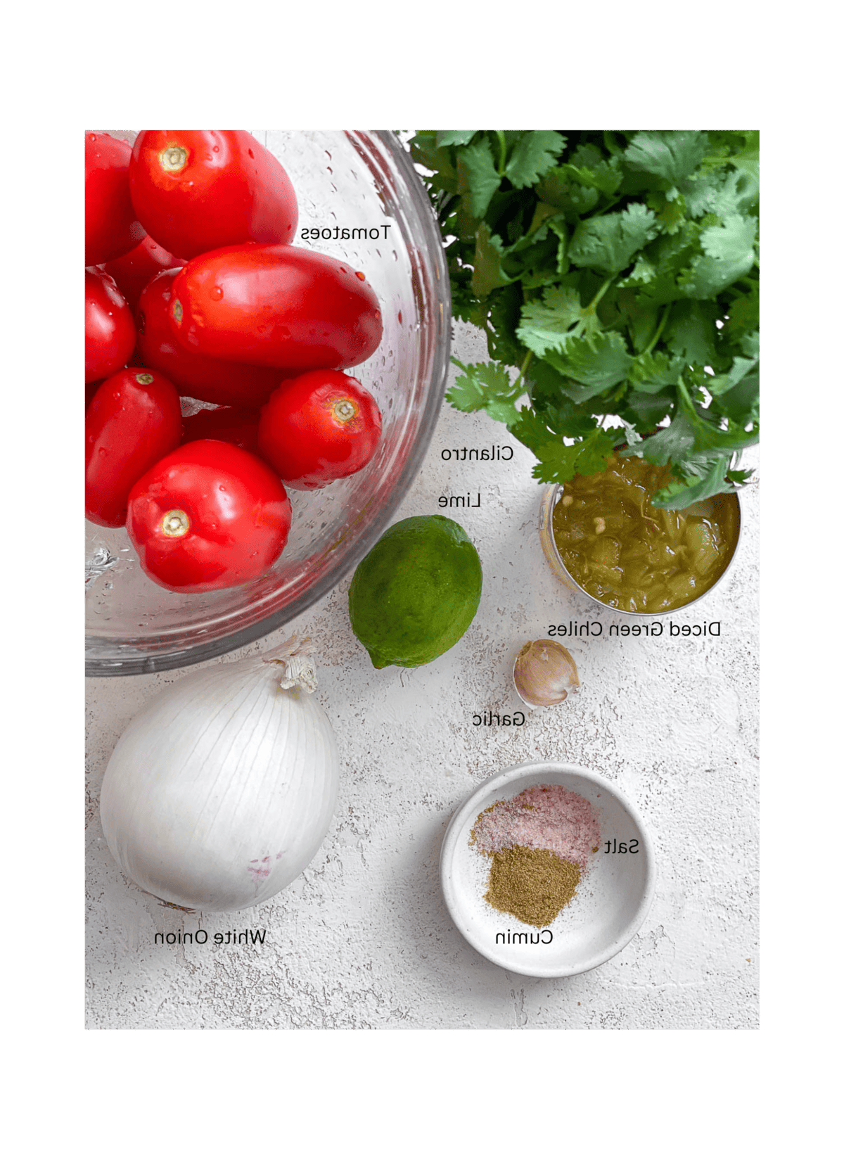 **5-Minuten Gartenfrische Salsa** 3 Zutaten für 5-Minuten-Gartensalsa abgemessen auf weißem Untergrund