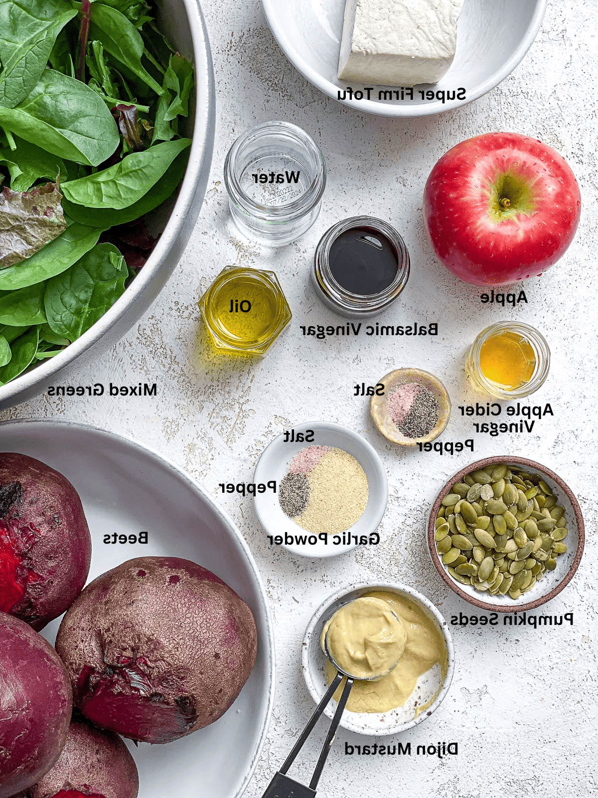 Veganer Gebratener Rote-Bete-Salat (Mit ‘Feta’ und Apfel) 3 Zutaten für Veganer Rote Bete Salat (mit ‚Feta‘ und Apfel) auf weißer Oberfläche abgemessen