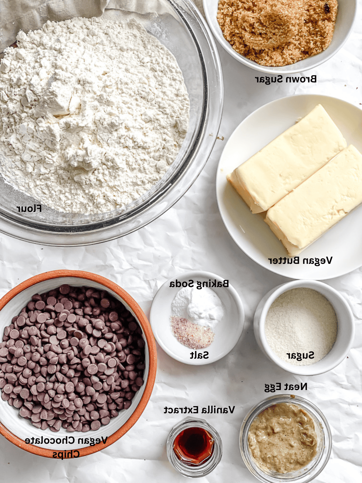 Alles-Drin-Kekse 3 Zutaten für Kitchen Sink Cookies auf einer weißen Oberfläche