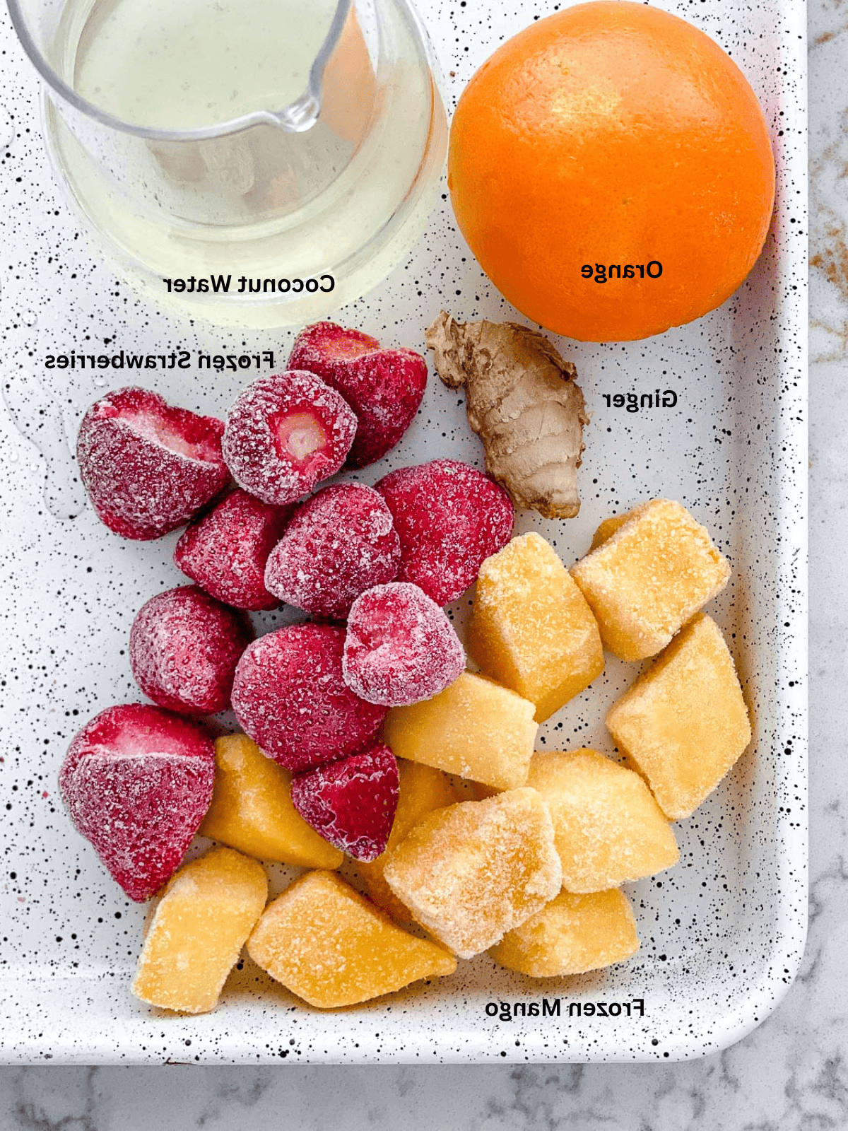 Ingwer-Frucht-Smoothie 3 Zutaten für den Ingwer-Frucht-Smoothie auf einer weißen Fläche abgemessen