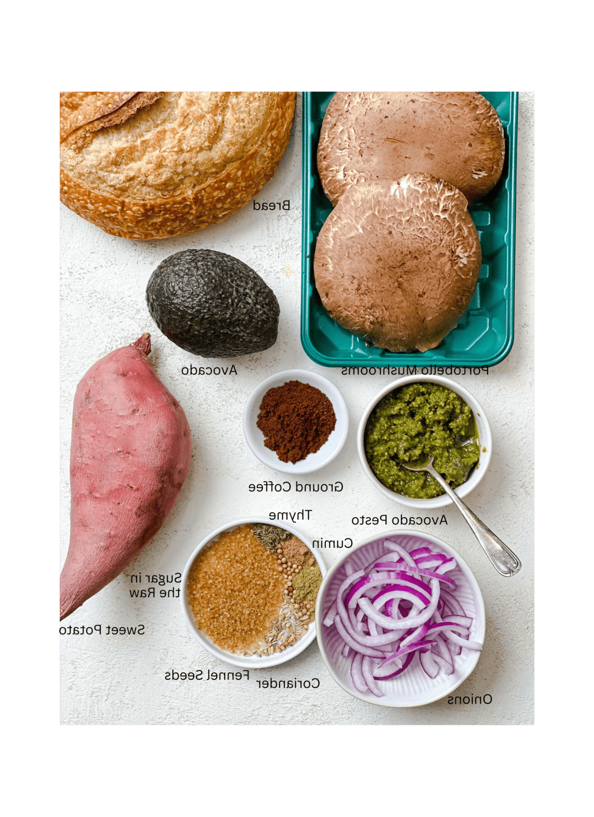 Portobello-Pilz-Sandwich mit Kaffee-Rub 3 Zutaten für Portobello-Pilz-Sandwich mit Kaffeewürze auf weißem Untergrund abgemessen
