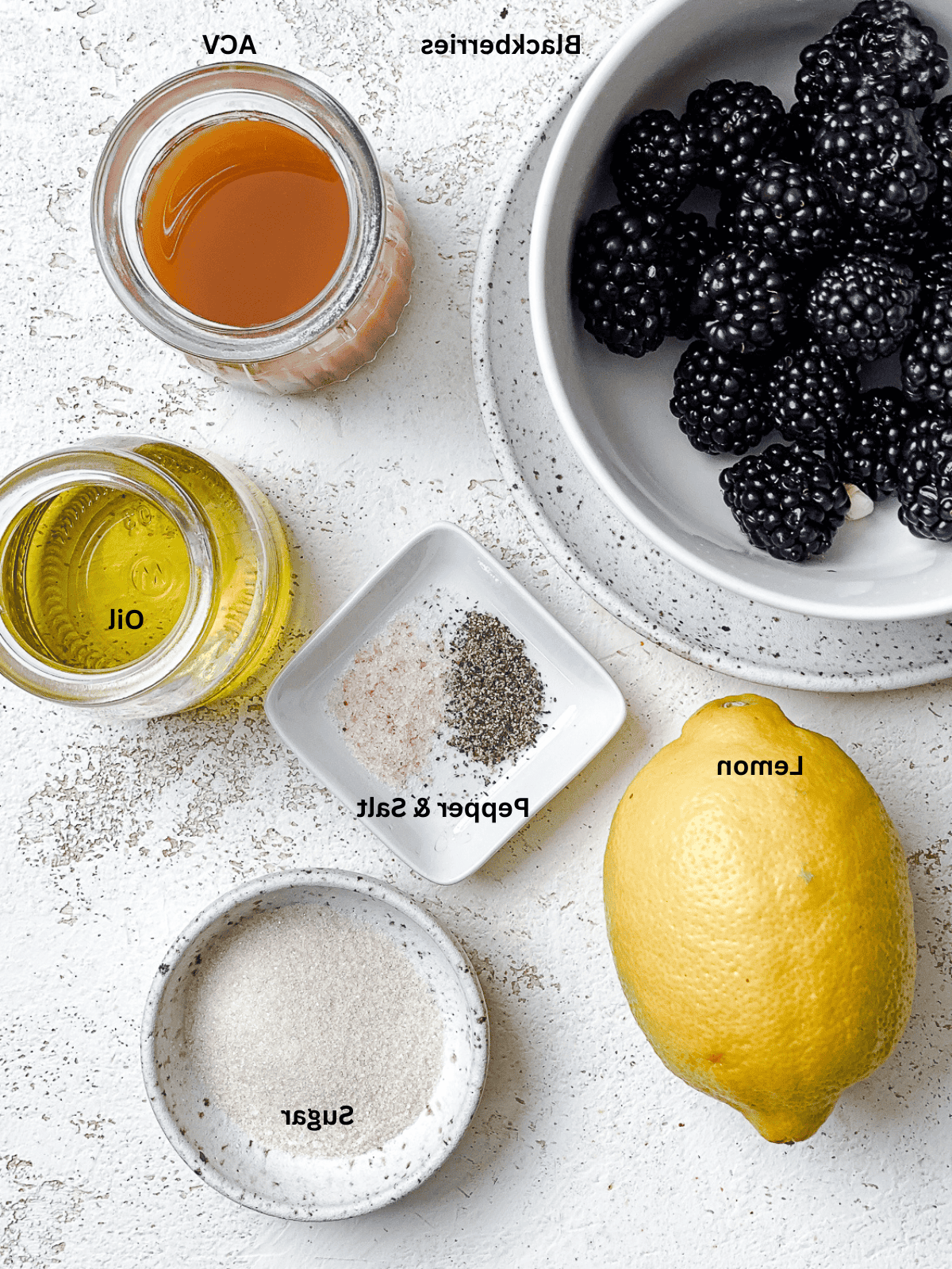 5-Minuten-Brombeervinaigrette 3 Zutaten für 5-Minuten Brombeer-Vinaigrette auf einer weißen Oberfläche.