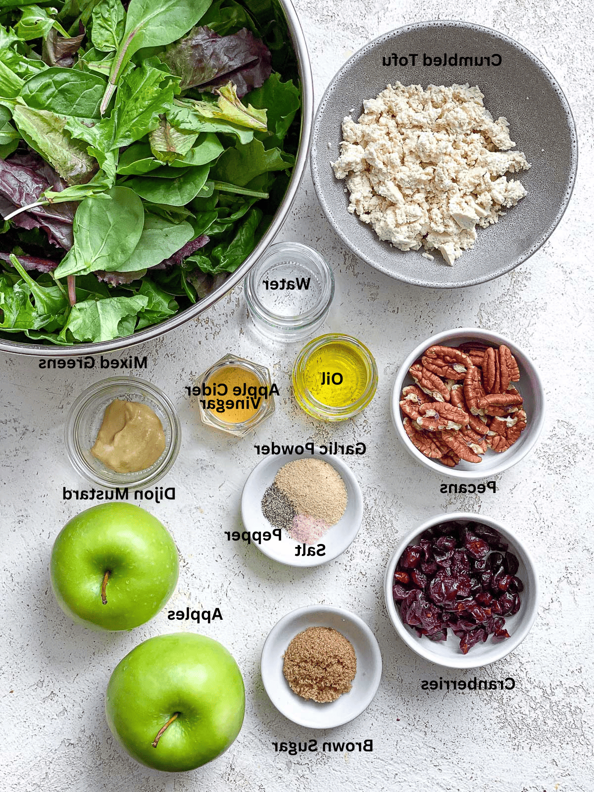 Zutaten für einfachen Apfel-Pekannuss-Salat [mit Cranberries] auf weißem Untergrund abgemessen