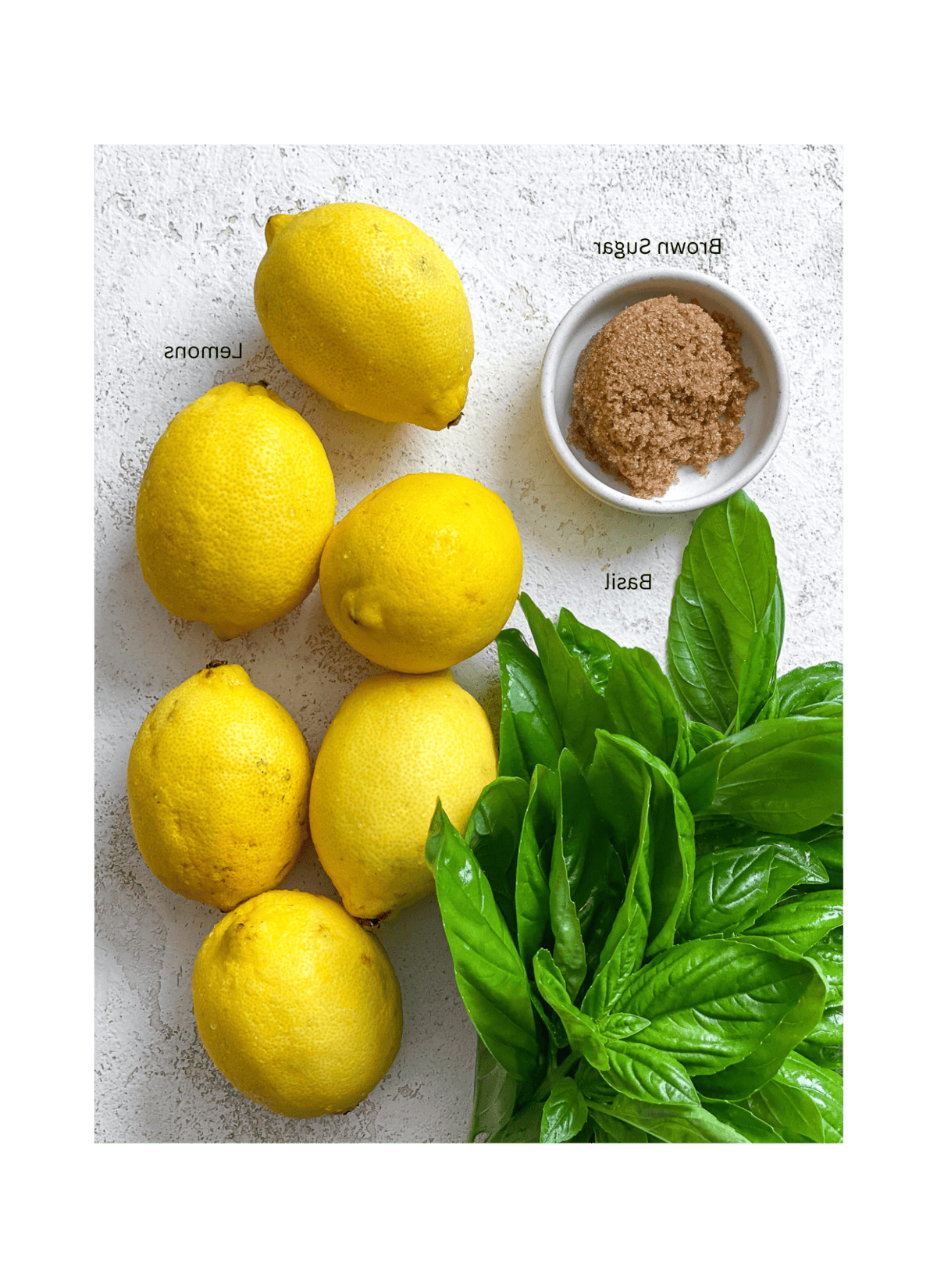 Zutaten für Basilikum-Limonade [+ Geschmacksvariationen] abgemessen auf weißem Untergrund