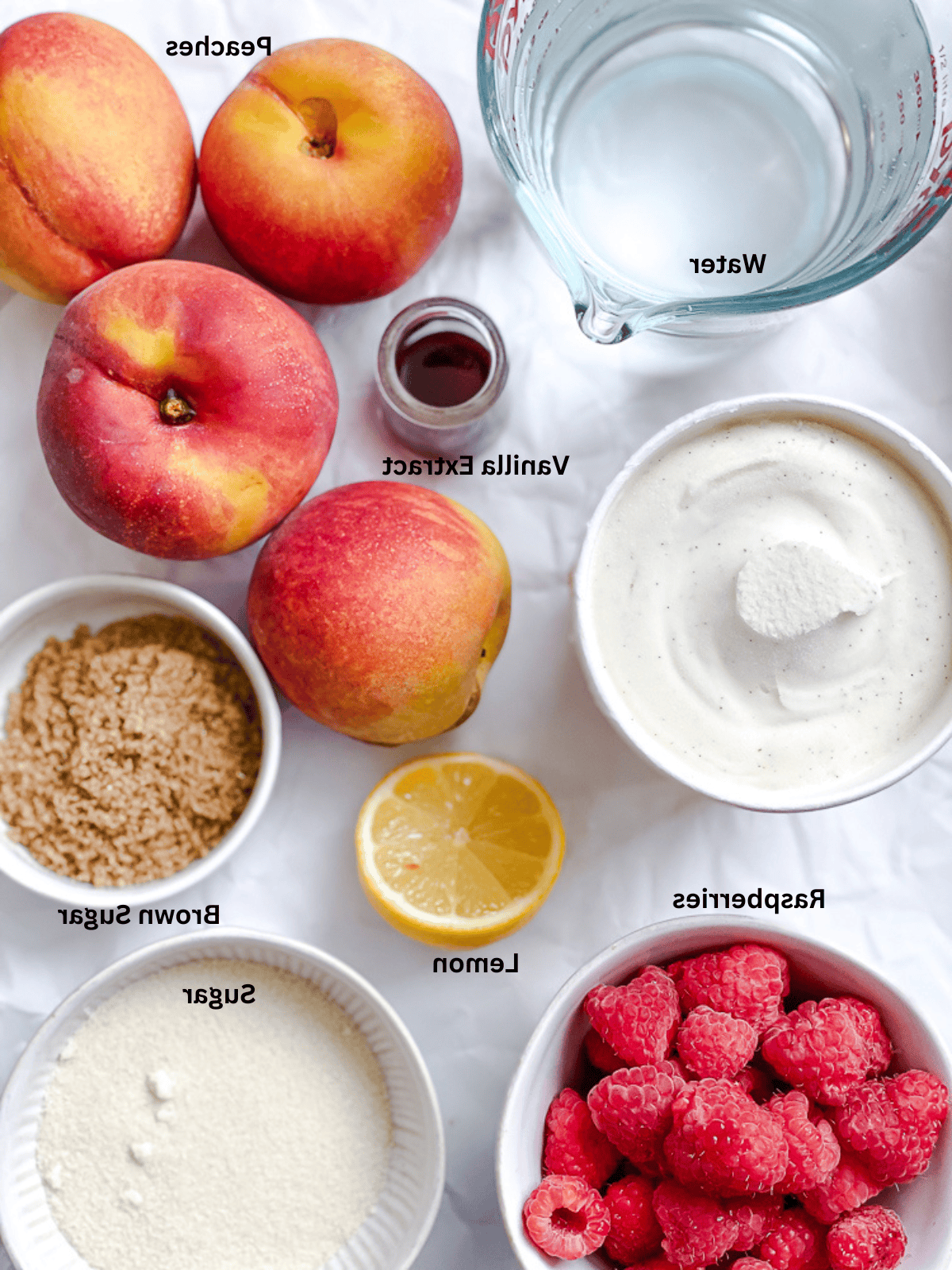 Peach Melba 3 Zutaten für vegane Pfirsich Melba mit Beschriftungen.