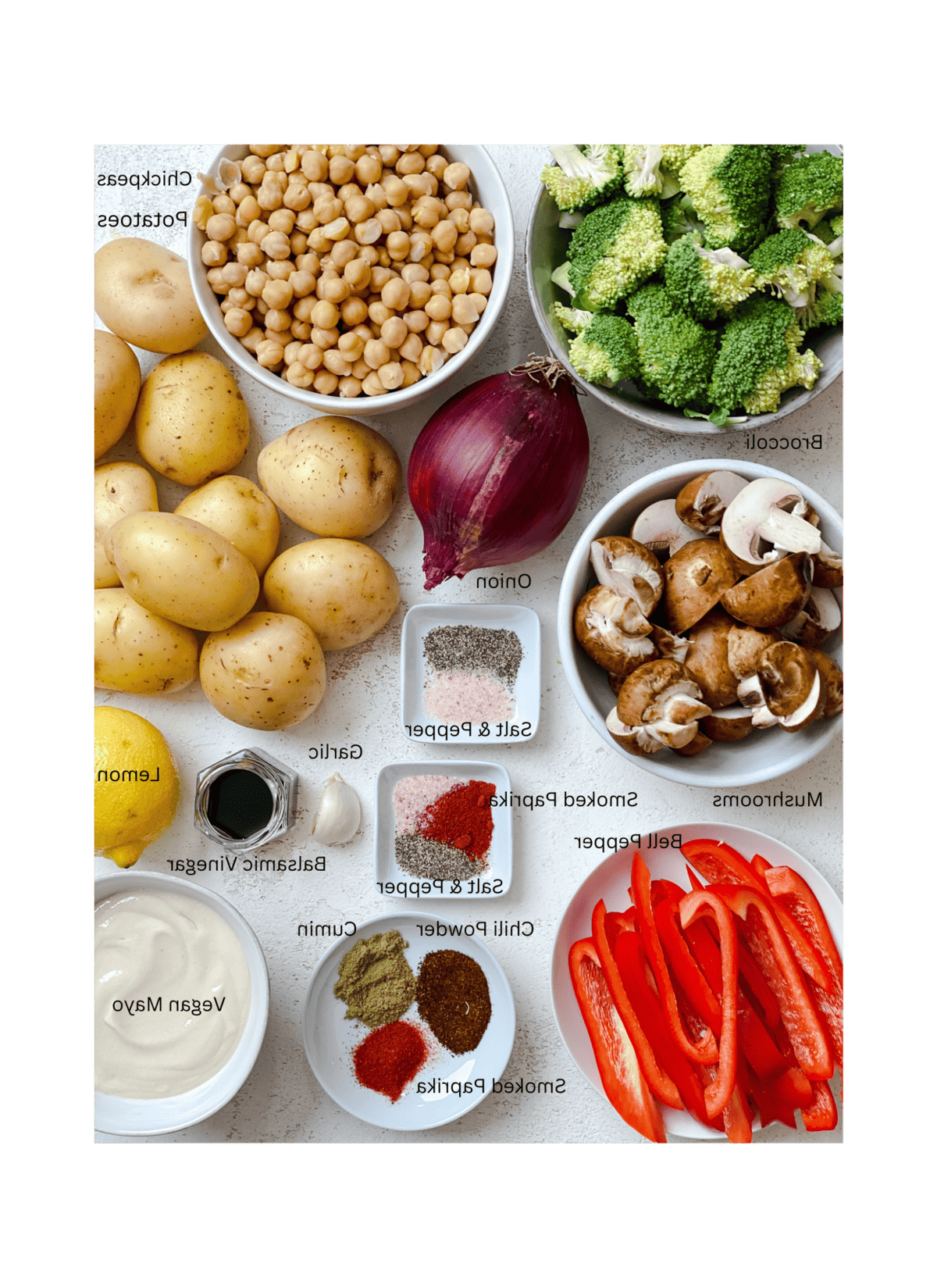 Gesunder Gerösteter Kartoffelsalat 3 Zutaten für gesunden gerösteten Kartoffelsalat, auf einer weißen Oberfläche ausgebreitet und abgemessen
