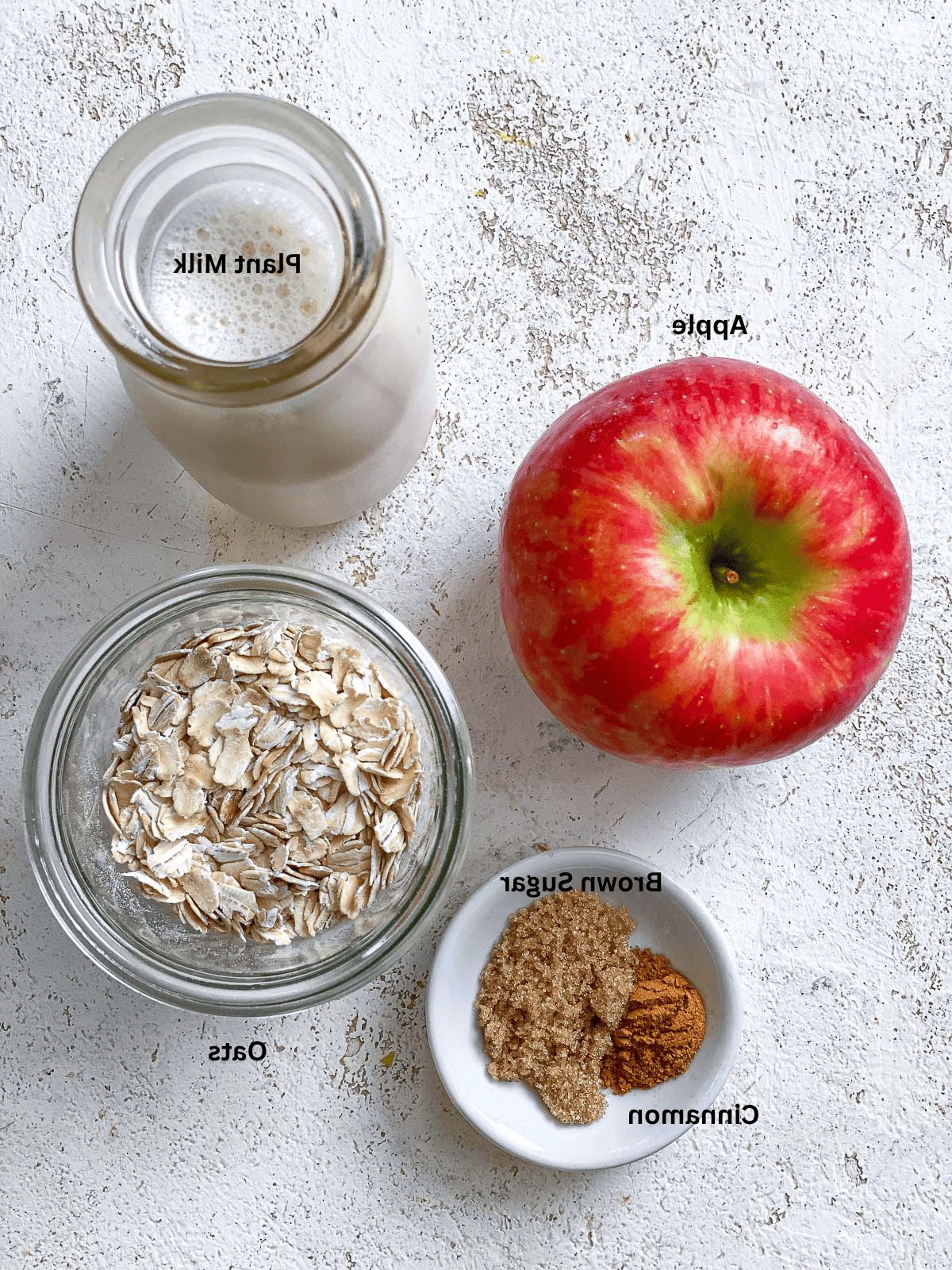 Apfel-Zimt-Overnight-Oats 3 Zutaten für Apfel-Zimt Overnight Oats auf weißer Oberfläche abgemessen