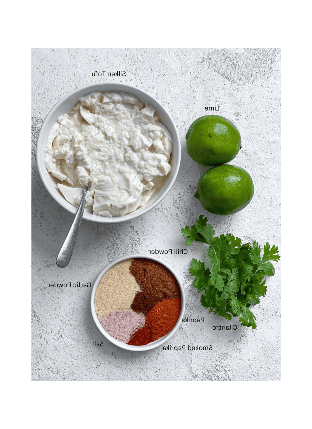 Zutaten für vegane Chipotle Soße [Taco Salat Dressing] auf weißem Untergrund