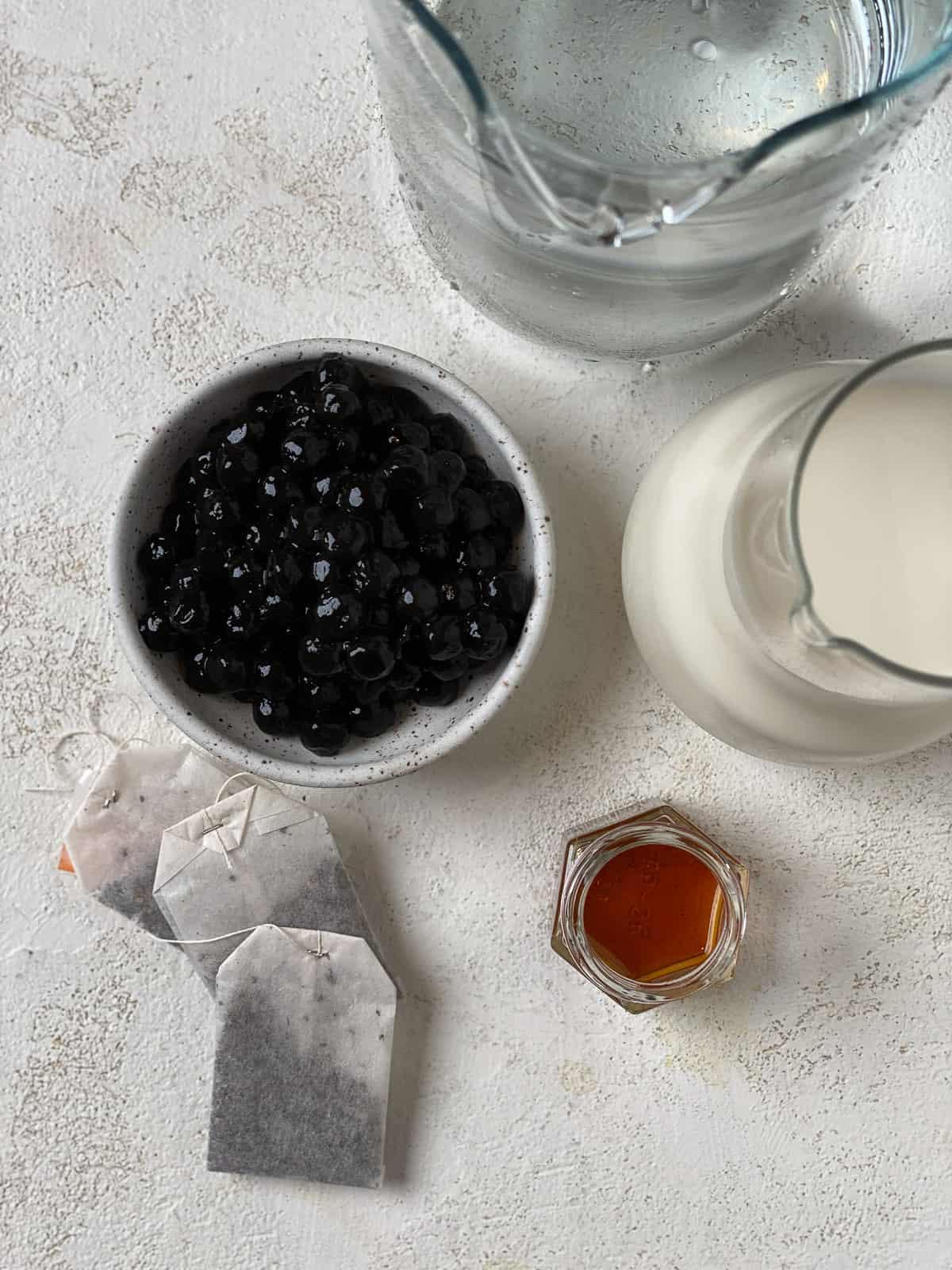 Einfacher Veganer Bubble Tea 3 ingredients for Easy Vegan Bubble Tea measured out against a white surface