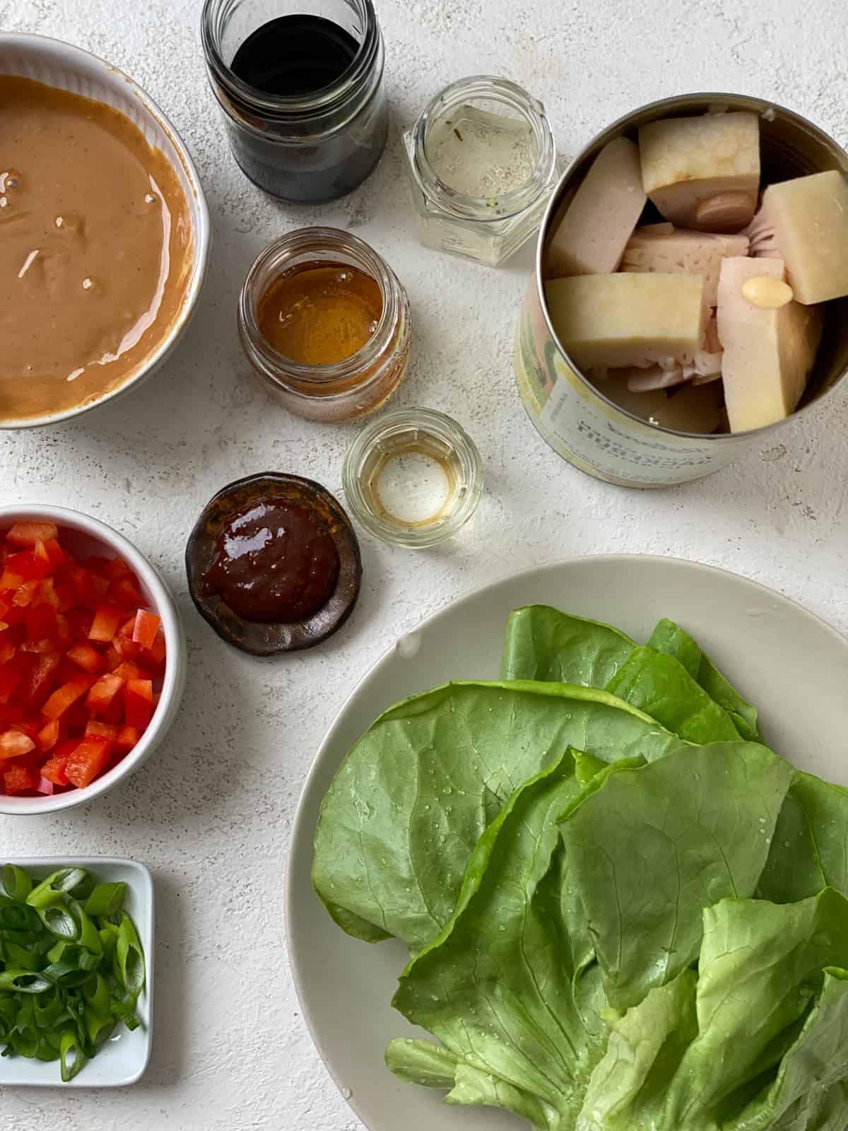 Jackfrucht-Salatwickel 3 Zutaten für Jackfrucht Salat-Wraps vor einem weißen Hintergrund