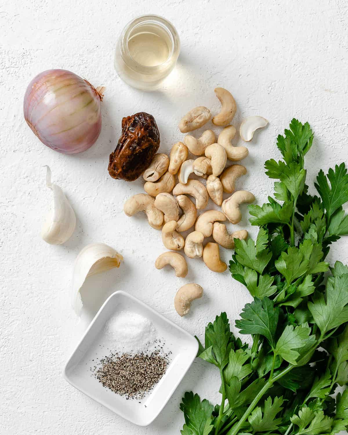 Cremige Vegane Knoblauchsoße 3 Zutaten für cremige vegane Knoblauchsauce vor weißem Hintergrund