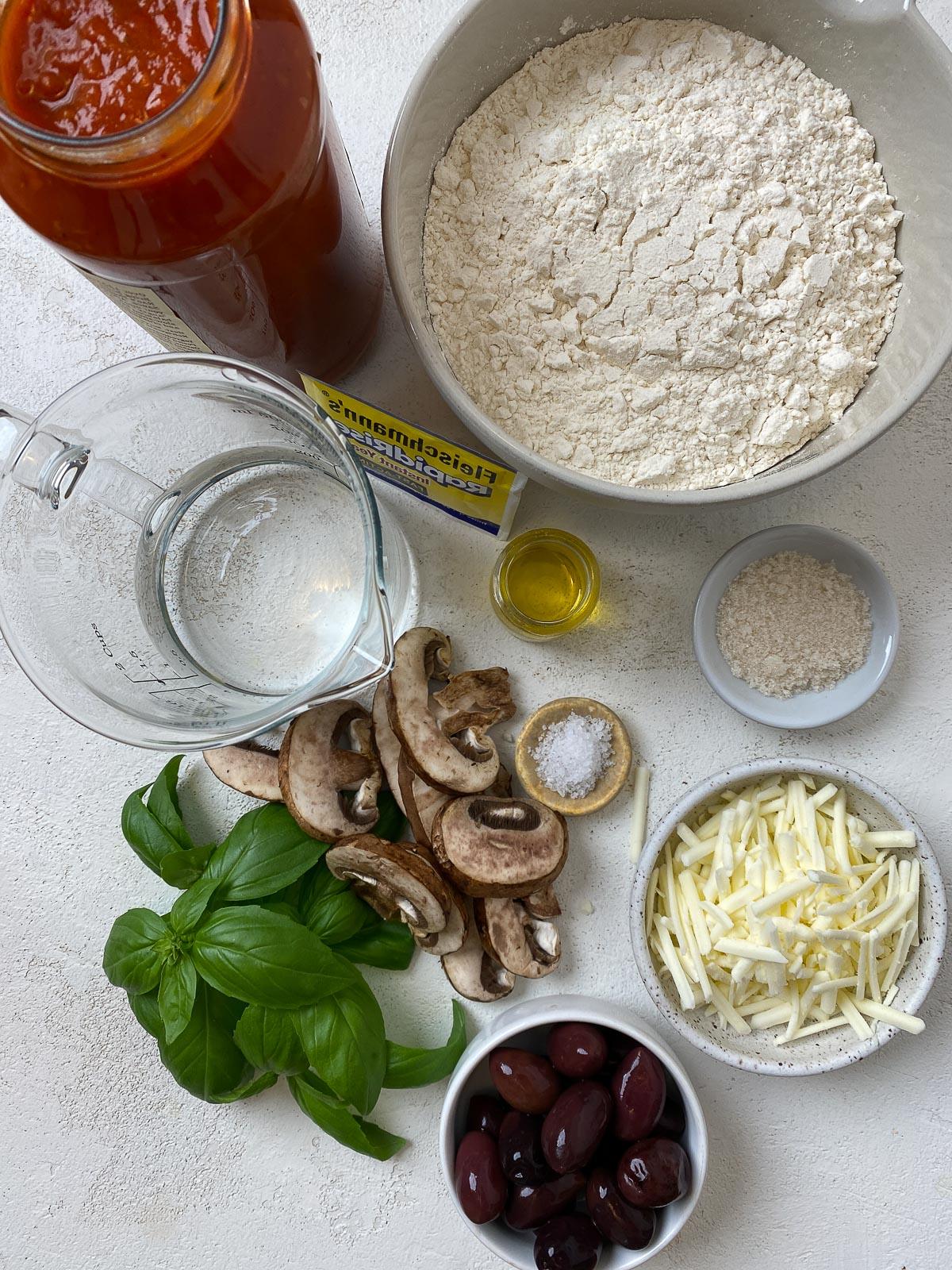 Vegane Pizzaröllchen 2 ingredients for Vegan Pizza Rolls against a white surface