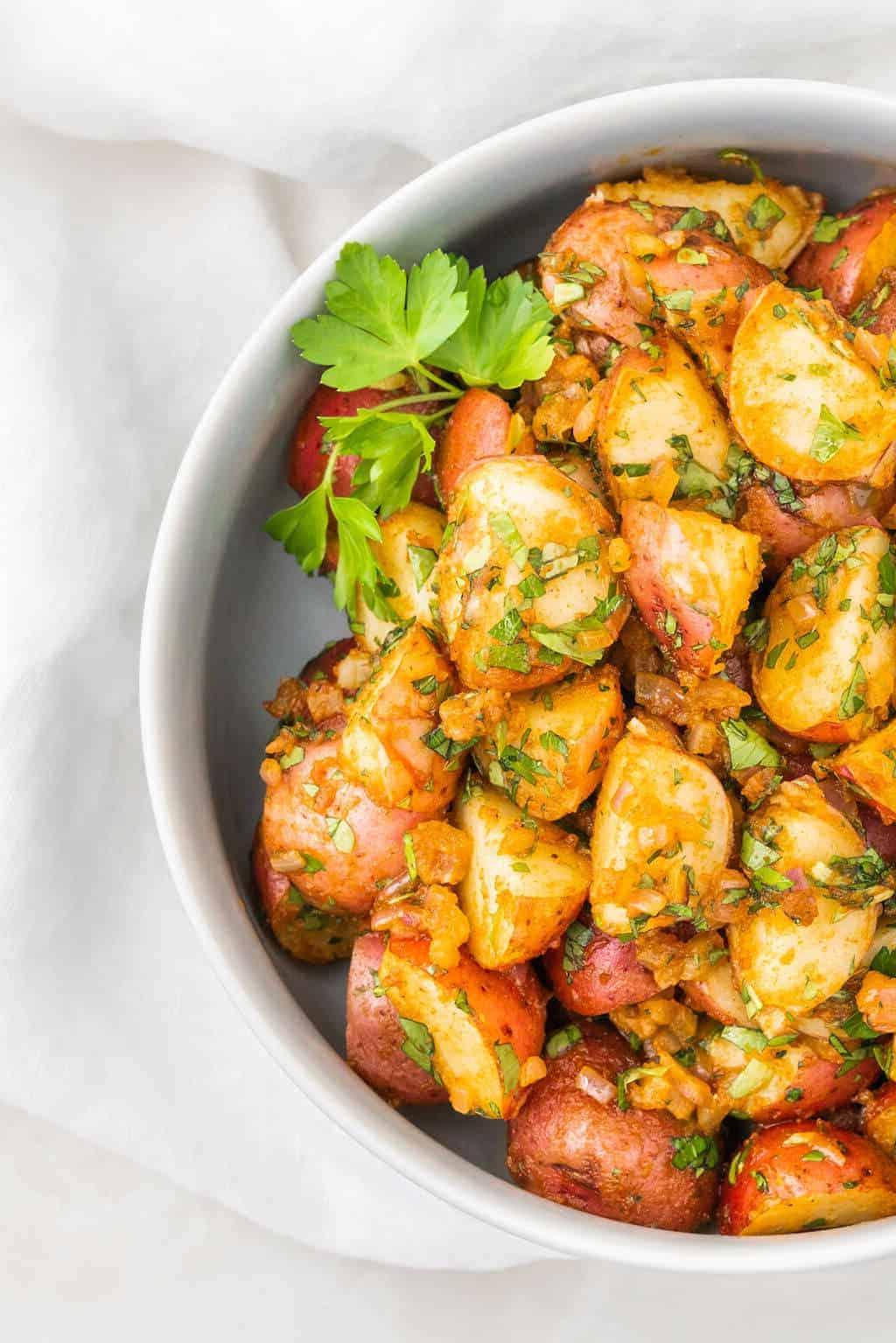 30 einfache vegane Kartoffelrezepte 3 Fertiger französischer Kartoffelsalat in einem weißen Behälter