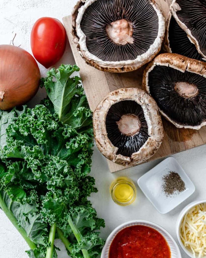 Portobello-Pilz-Pizzen 3 Zutaten für Portobello-Pilz-Pizzen auf einer weißen Oberfläche
