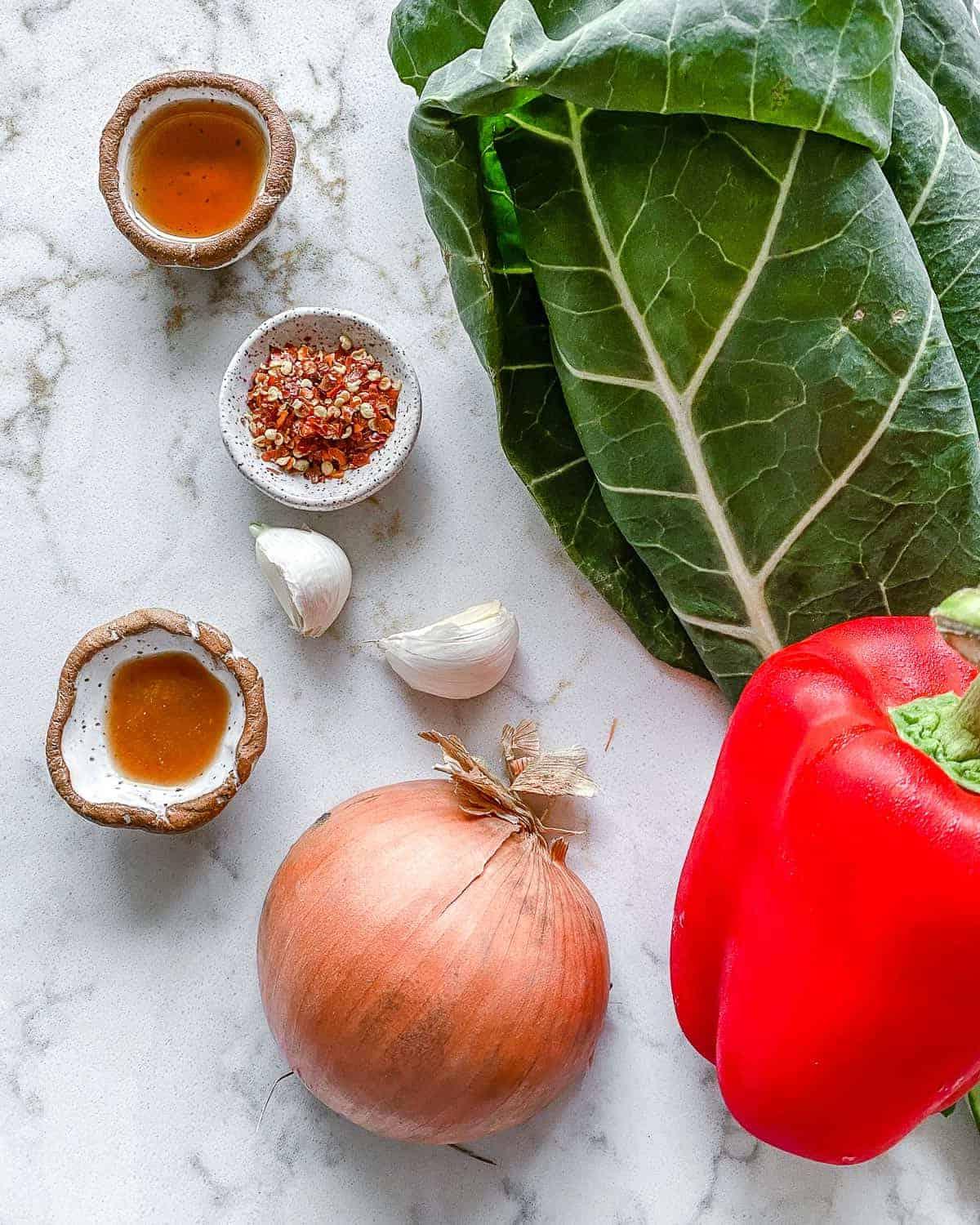 Scharfer Blattkohl 3 ingredients for Spicy Collard Greens measured out against a white surface