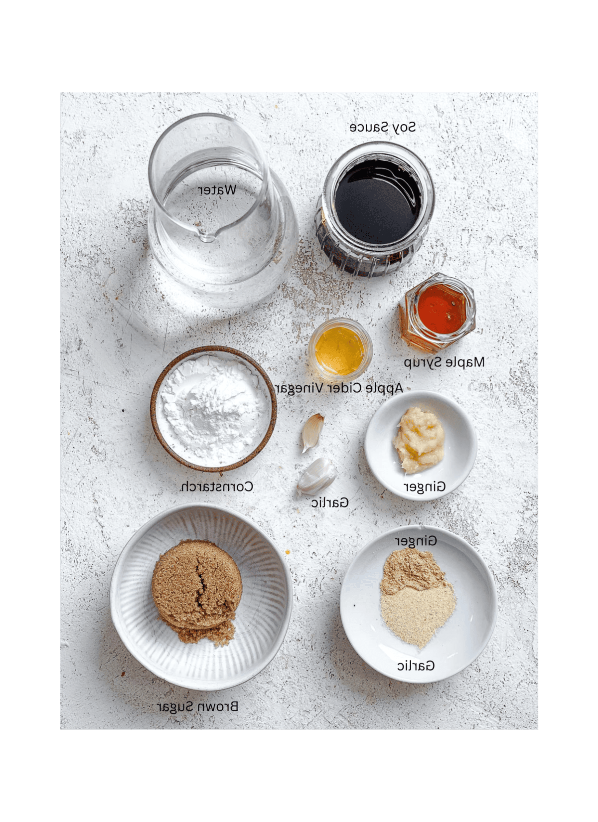 Einfache Vegane Teriyaki-Soße 3 ingredients for Easy Vegan Teriyaki Sauce measured out against a white surface