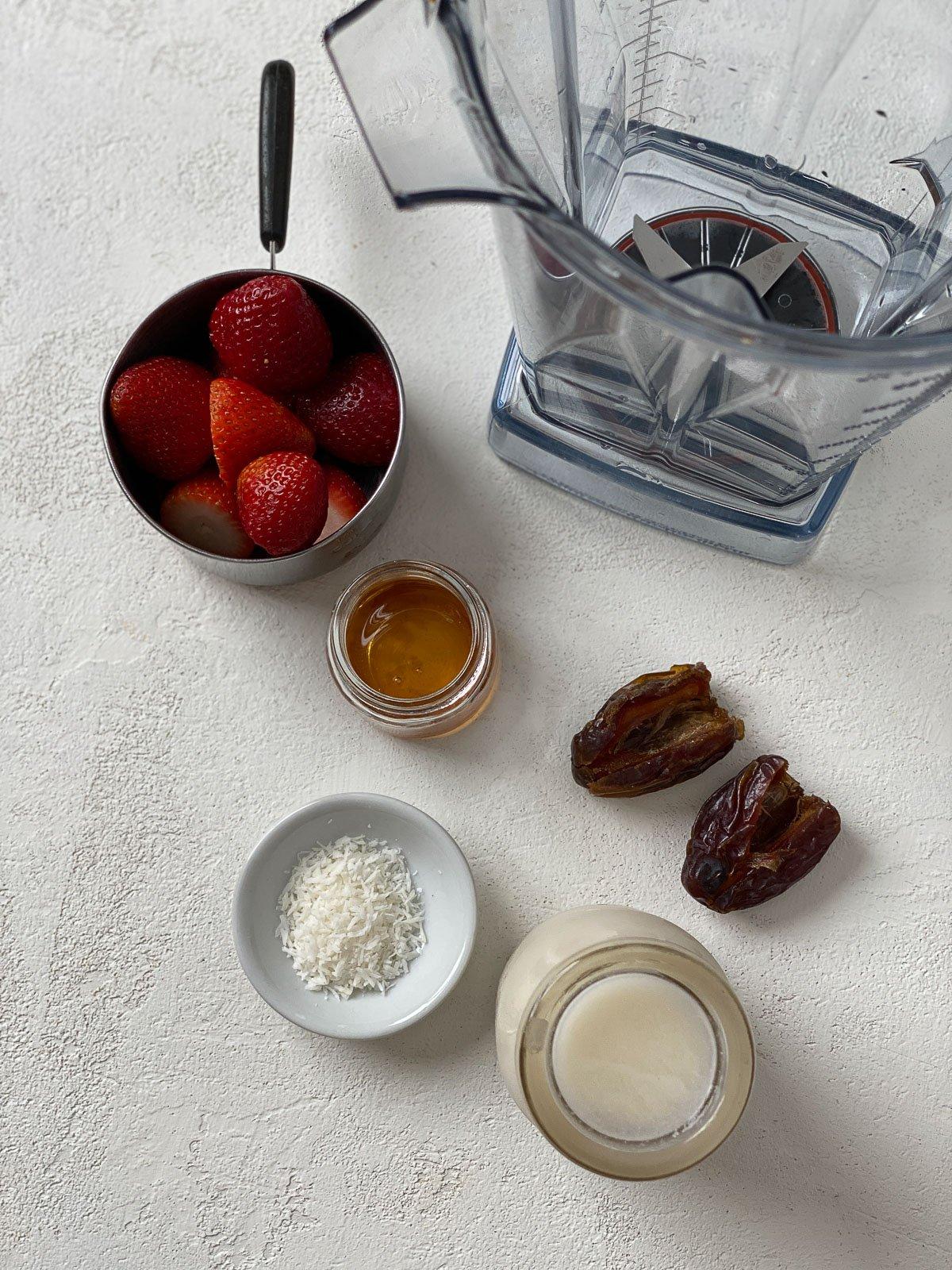 Erdbeer-Overnight-Oats (Vegan) 3 Zutaten für vegane Erdbeer Overnight Oats auf weißer Oberfläche