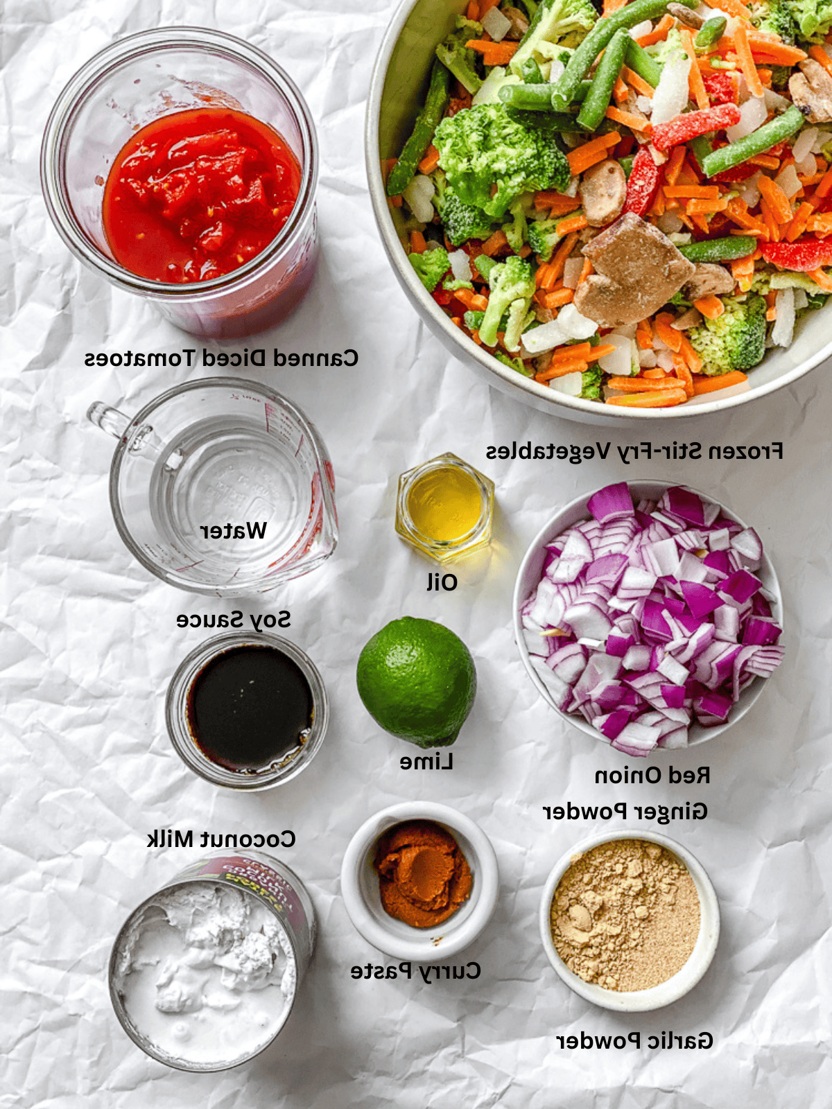 **Veganes Rotes Thai-Curry (30 Minuten)** 2 Zutaten für veganes rotes Thai Curry (30 Minuten Gericht) auf einer weißen Oberfläche abgemessen