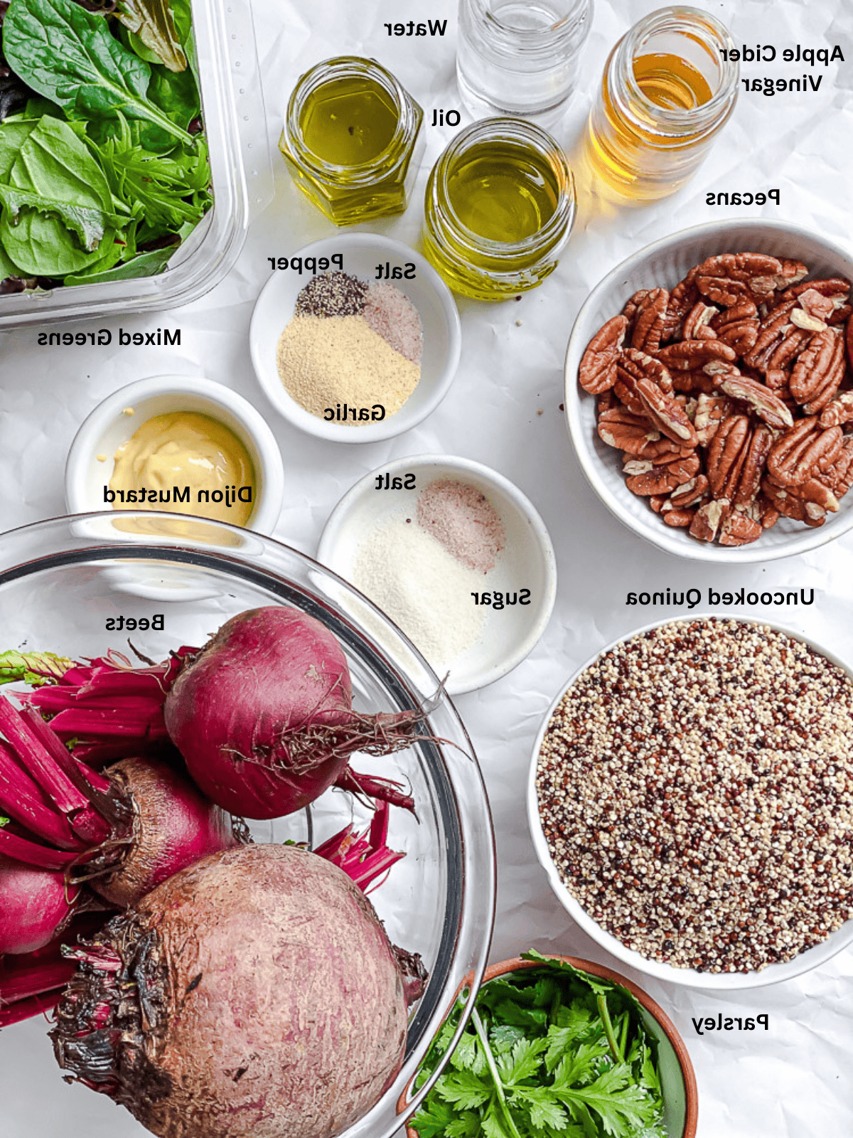 **Gerösteter Rote Bete und Quinoa Salat** 3 Zutaten für den Gerösteten Rote Bete Quinoa Salat auf einer weißen Oberfläche