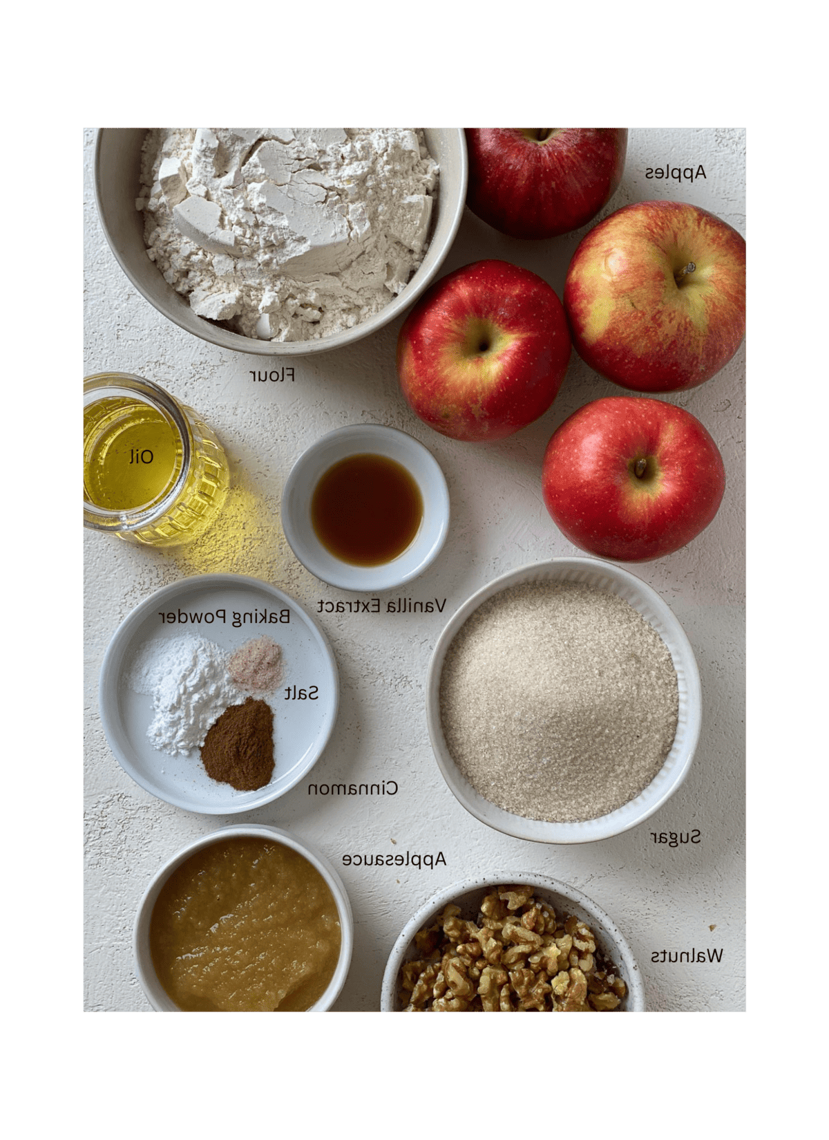 Einfache Vegane Apfelmuffins 3 Zutaten für vegane Apfelmuffins abgemessen auf einer weißen Oberfläche