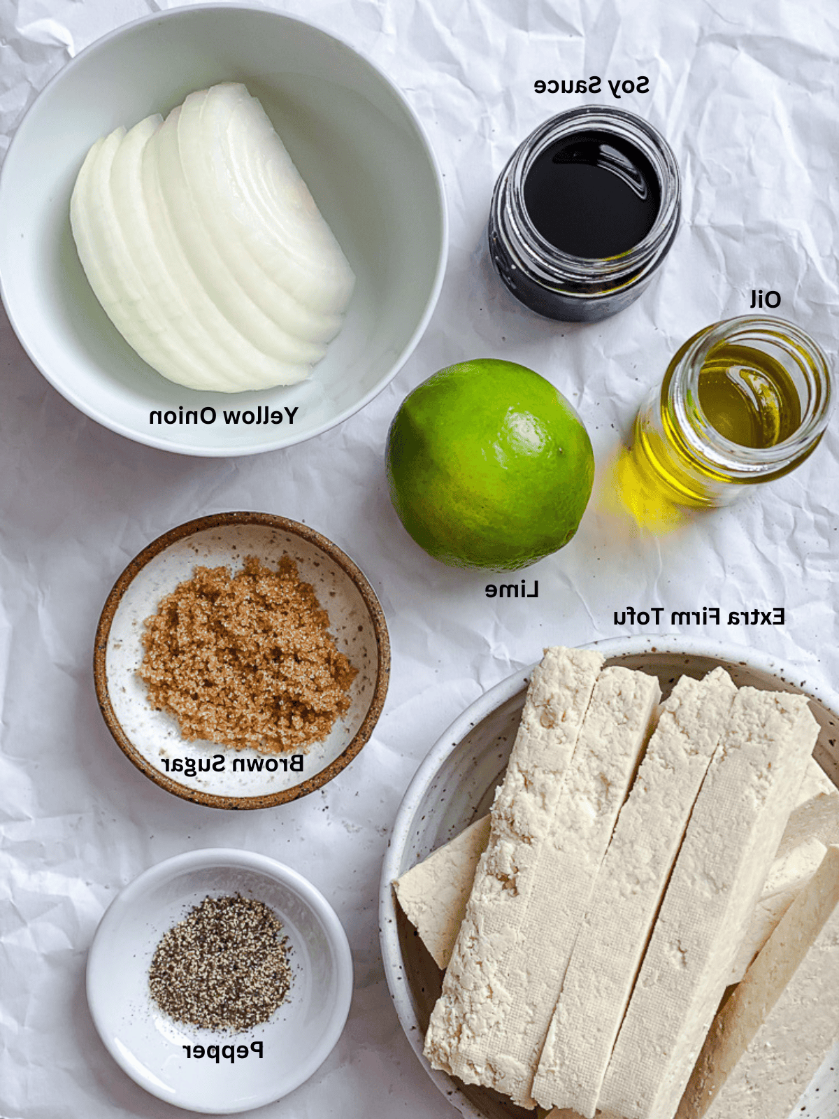 Gebratener Limetten-Tofu 3 Zutaten für gebratenen Limetten-Soja-Tofu auf einer weißen Oberfläche.