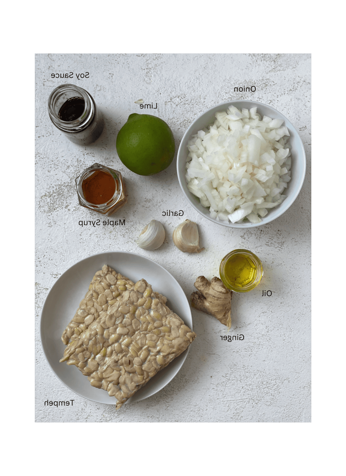 Pfannengebratenes Tempeh mit Ingwer-Sojasauce 3 Zutaten für gebratenes Tempeh mit Ingwer-Soja-Sauce auf einer weißen Oberfläche abgemessen