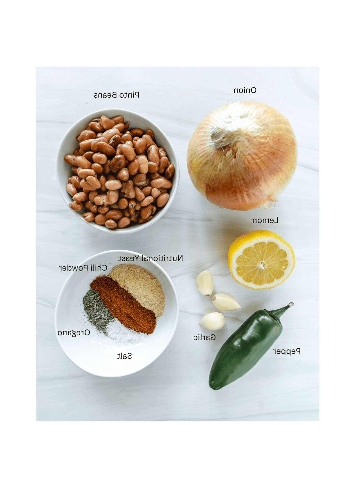 Gewürzter Bohnen-Dip 3 ingredients for Spiced Refried Bean Dip measured out against a white surface