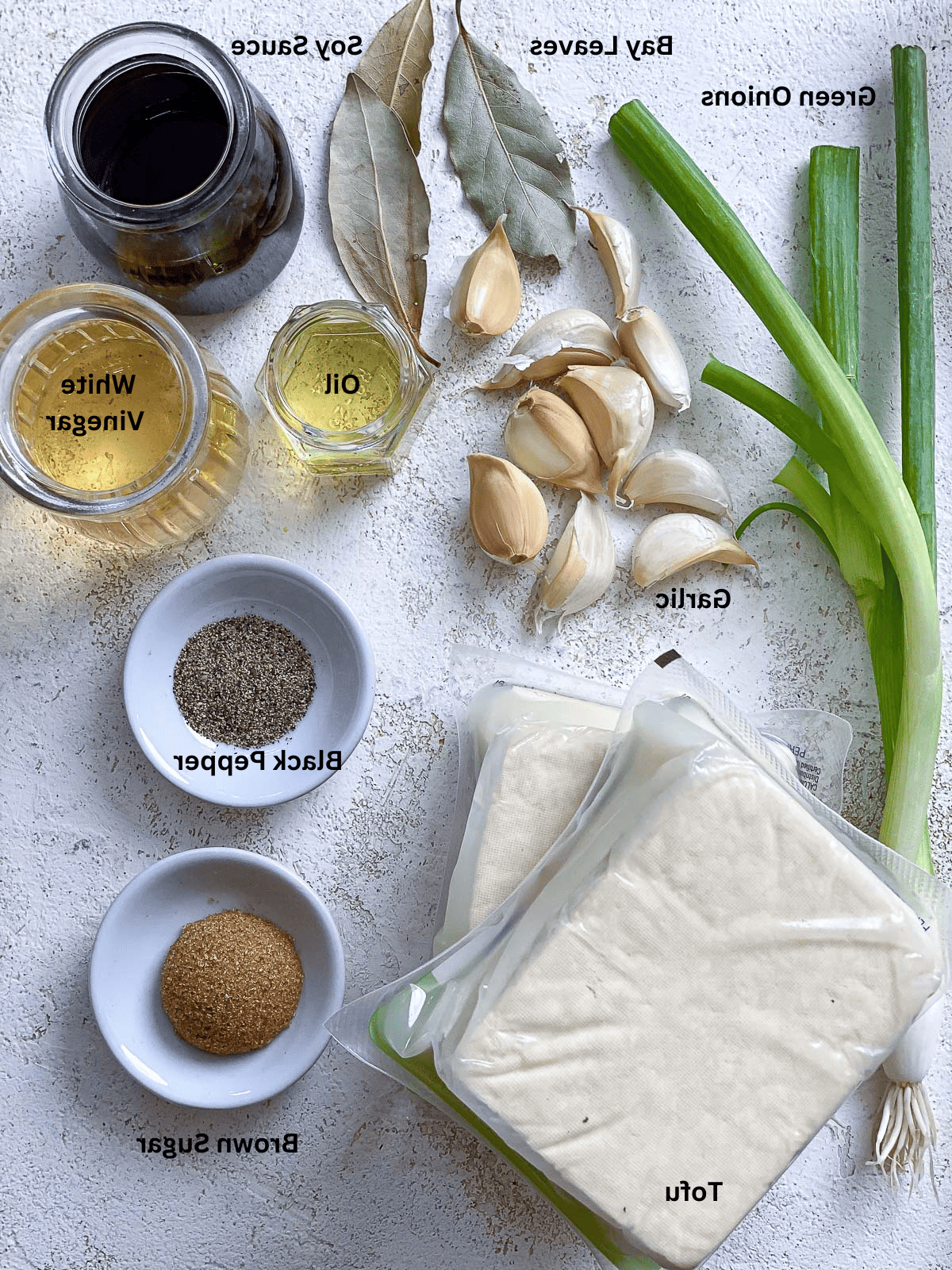 Einfaches Tofu Adobo 3 ingredients for Easy Tofu Adobo on a white surface