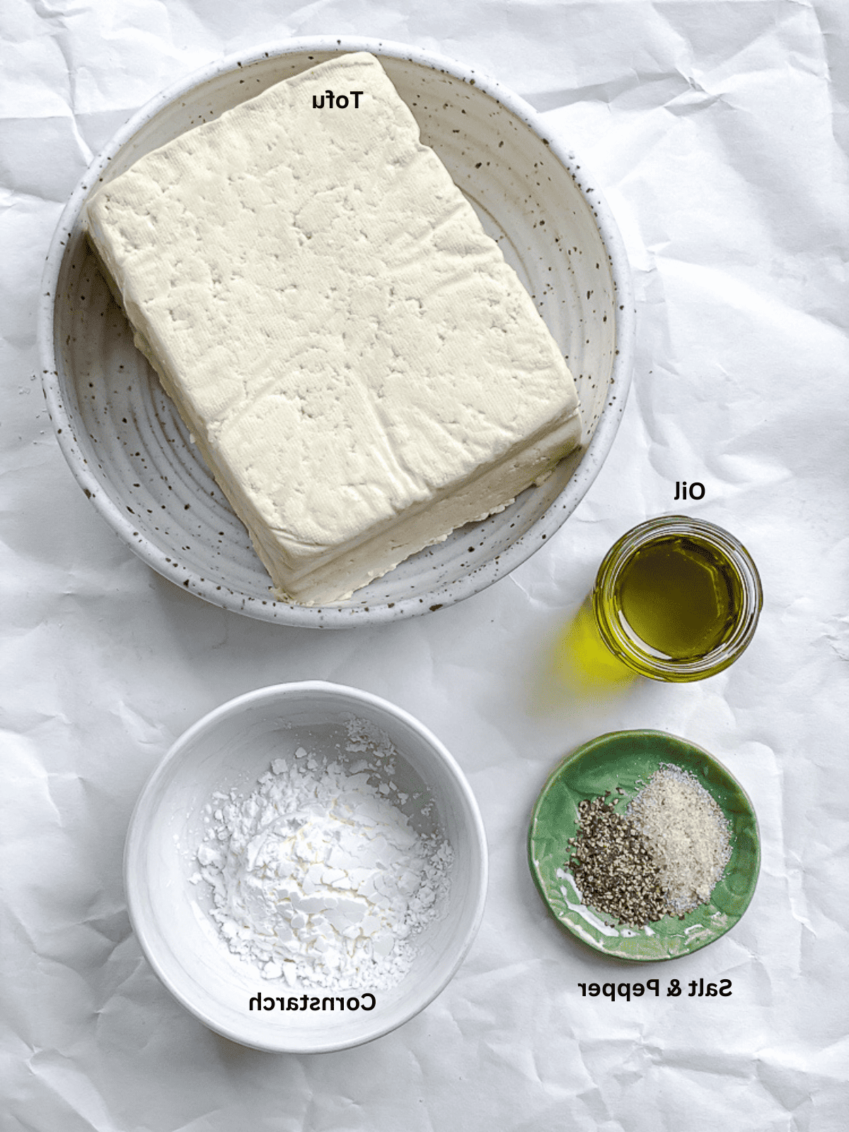 Knuspriger Gebackener Tofu 3 Zutaten für knusprigen Back-Tofu auf weißer Oberfläche abgemessen