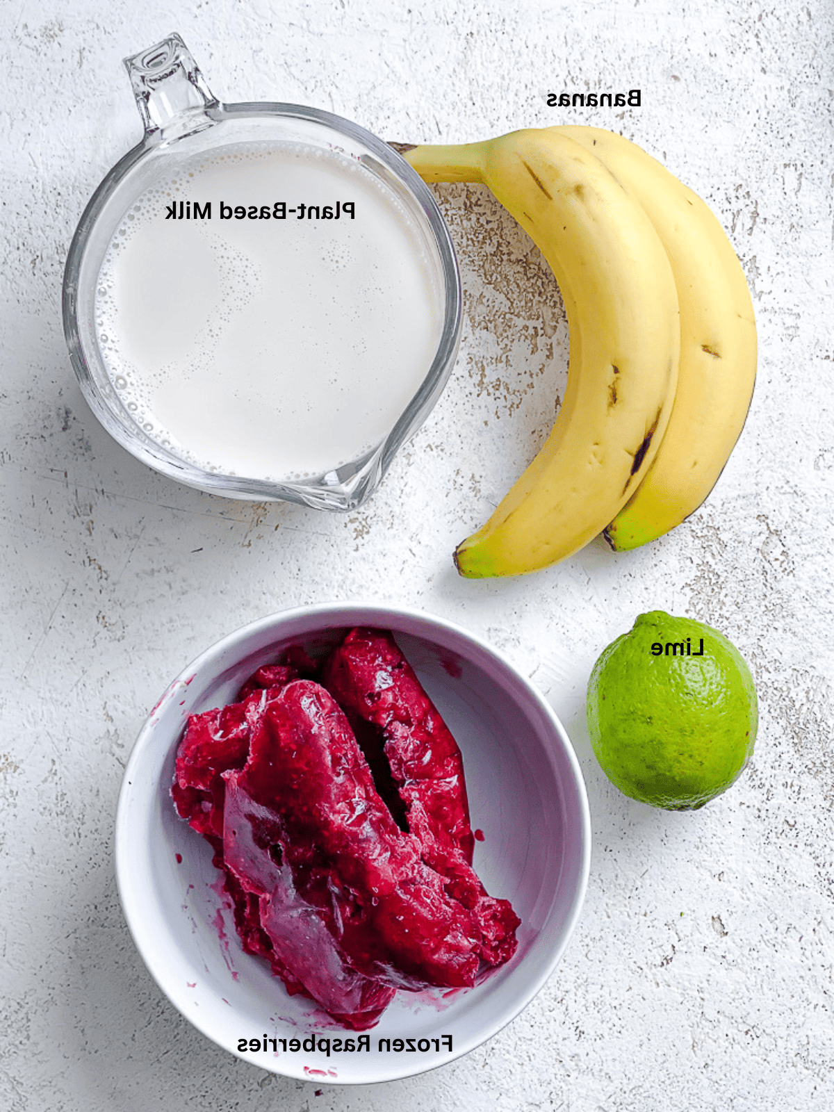 Einfacher Himbeer-Smoothie 3 Zutaten für einfachen Himbeer-Smoothie auf einer weißen Oberfläche