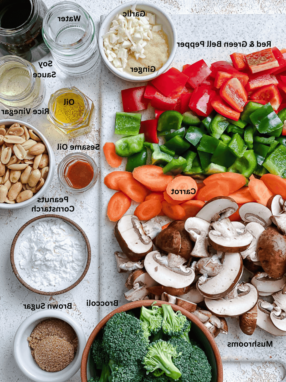 **Kung Pao-Gemüse** 3 Zutaten für Kung Pao Gemüse auf einer weißen Fläche abgemessen.
