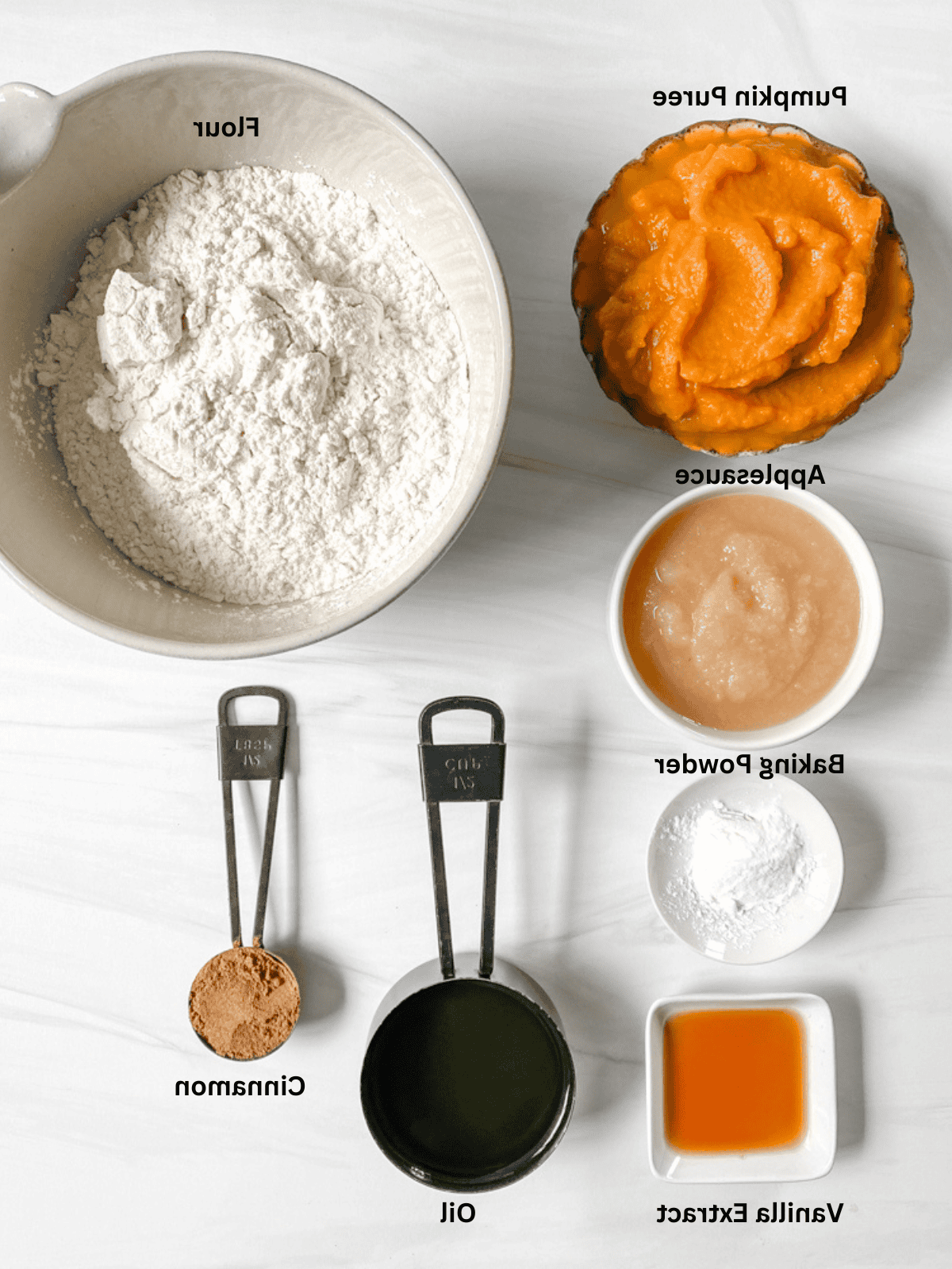 Veganes Kürbisbrot 3 Zutaten für veganes Kürbisbrot abgemessen auf weißer Oberfläche