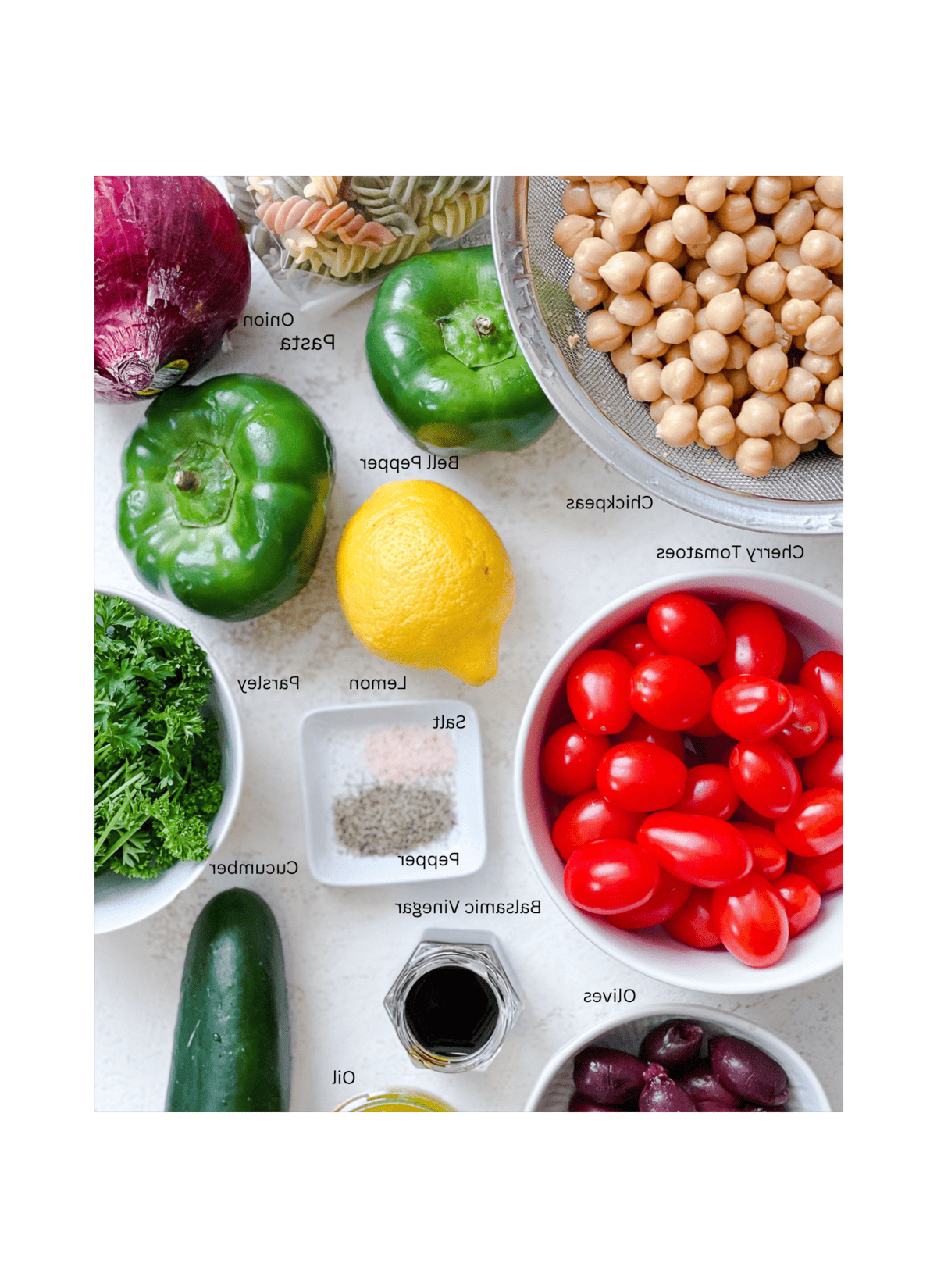 **Mediterraner veganer Nudelsalat** 3 Zutaten für mediterranen veganen Nudelsalat auf weißem Untergrund abgemessen