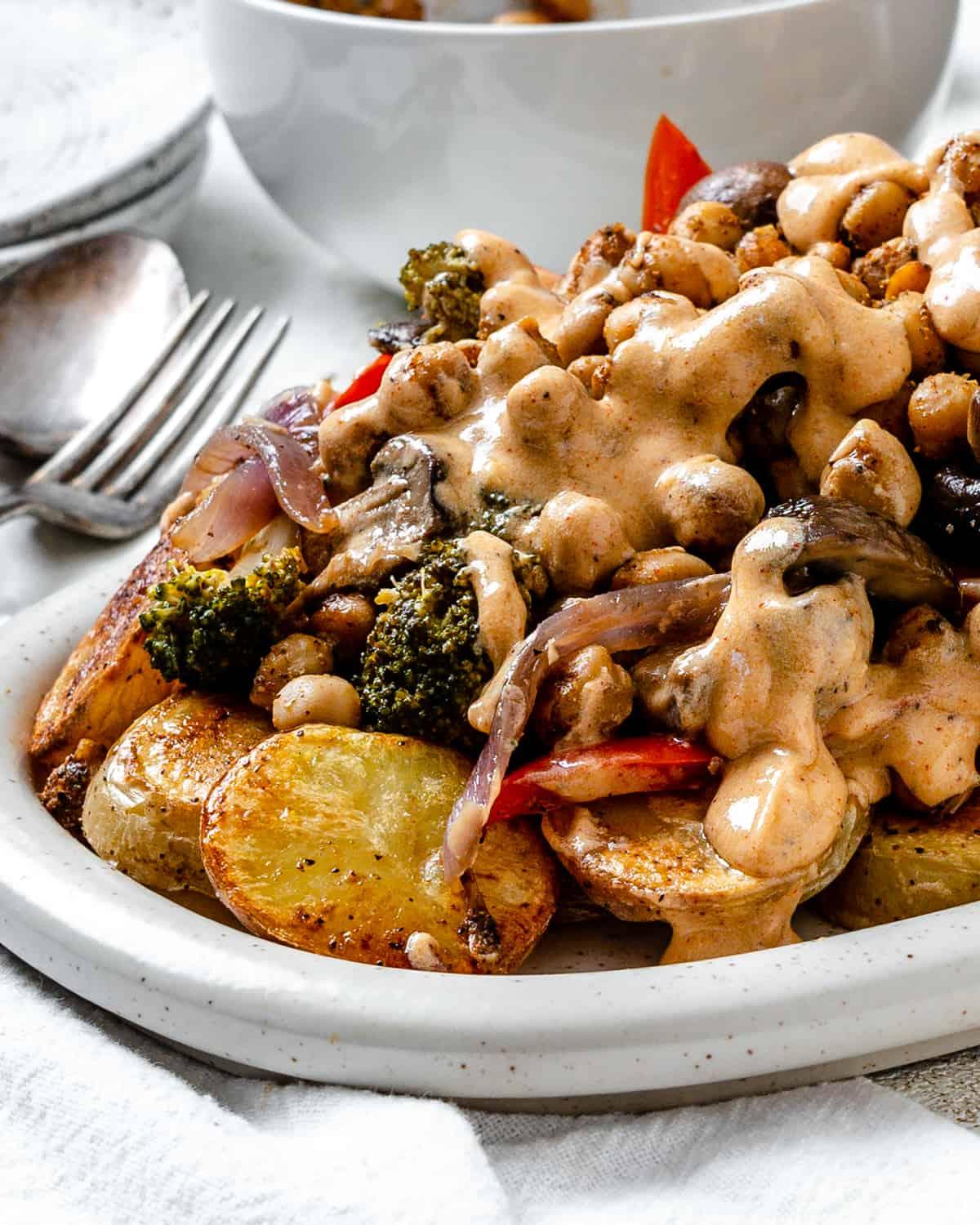 Gesunder Gerösteter Kartoffelsalat 21 Fertiger gesunder gerösteter Kartoffelsalat auf einer Servierplatte, detailreich und appetitlich