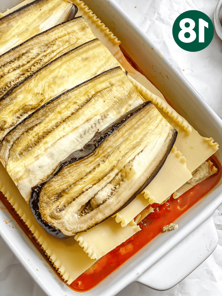 Vegane Auberginenlasagne 21 Zubereitungsschritt: Aubergine zur Backform hinzugefügt