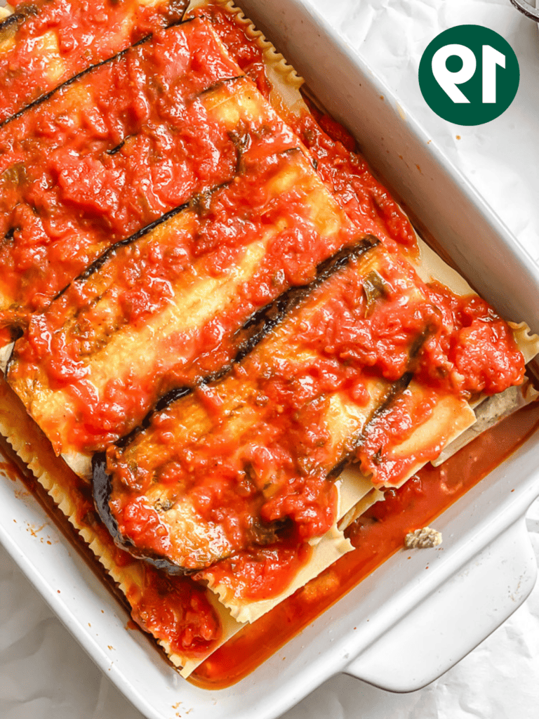 Vegane Auberginenlasagne 22 Zubereitungsschritt: Tomatensauce zur Backform hinzugefügt