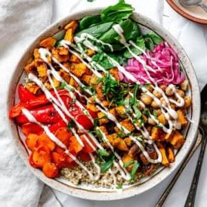 Fertig gestellte Süßkartoffel-Quinoa-Bowl in einer Schüssel